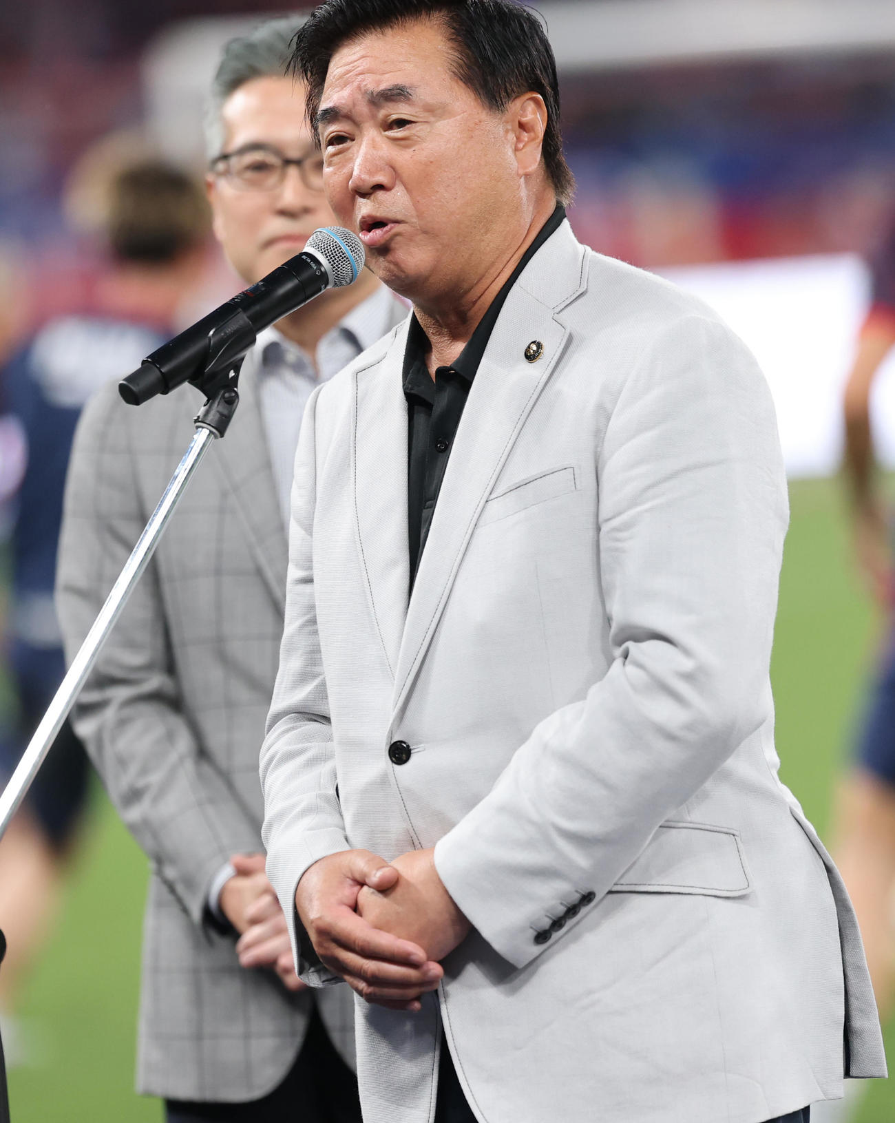 東京対鹿島　味の素スタジアムの近くに新たな練習施設を設けることを発表した長友調布市長（撮影・野上伸悟）