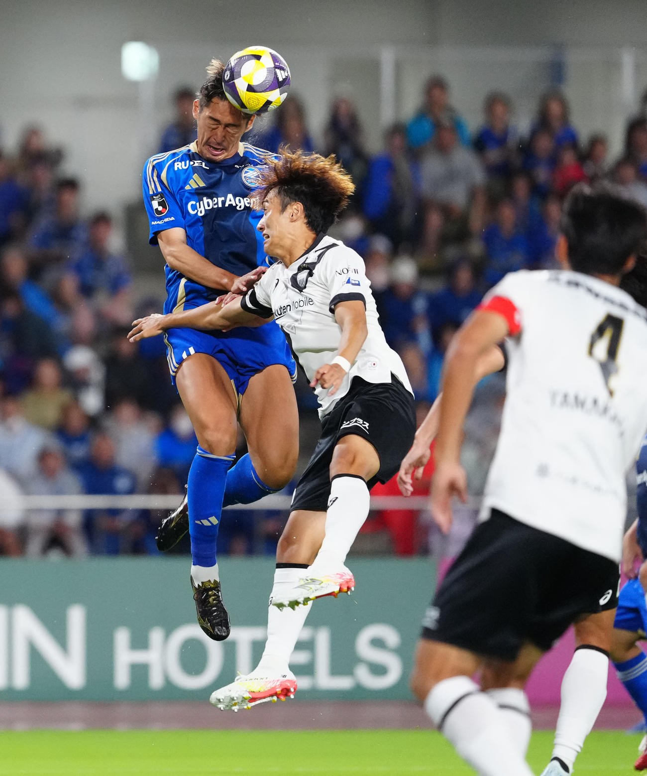 町田対神戸　前半、ヘディングする町田菊池（左）（撮影・江口和貴）