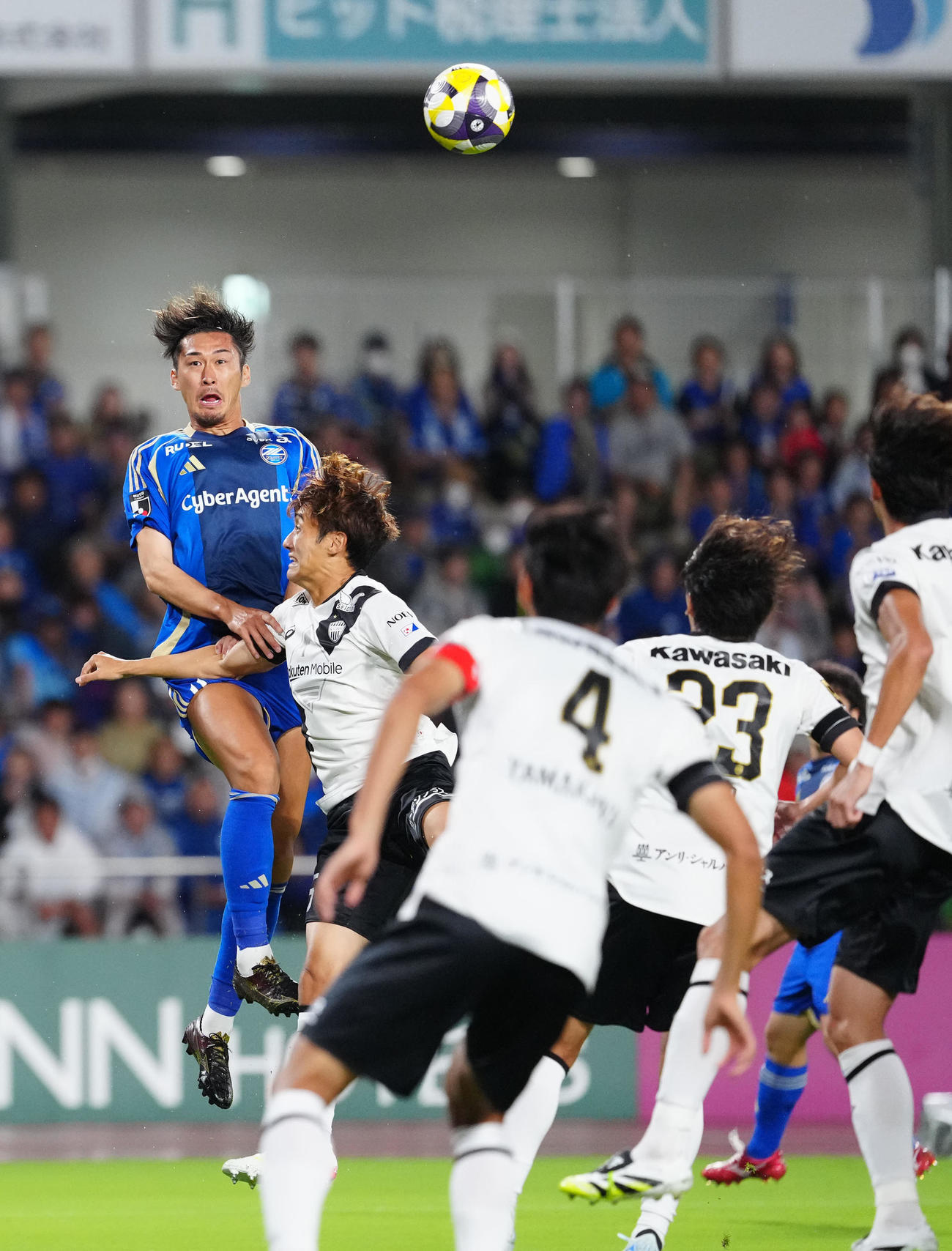 町田対神戸　前半、ヘディングする町田菊池（左端）（撮影・江口和貴）