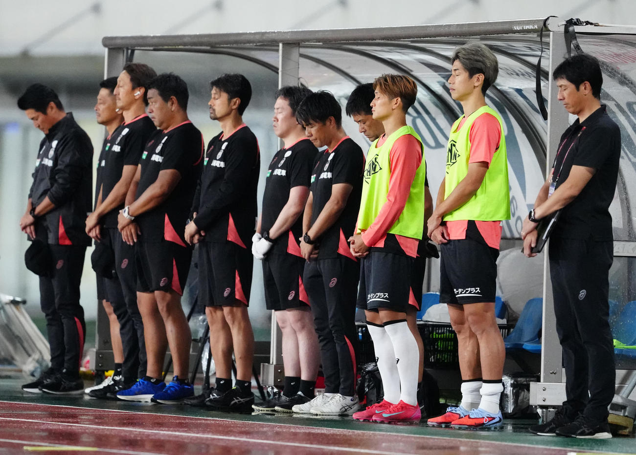 町田対神戸　試合前、釜本氏への哀悼の意を表し、黙とうをささげる神戸大迫（右から2人目）ら（撮影・江口和貴）