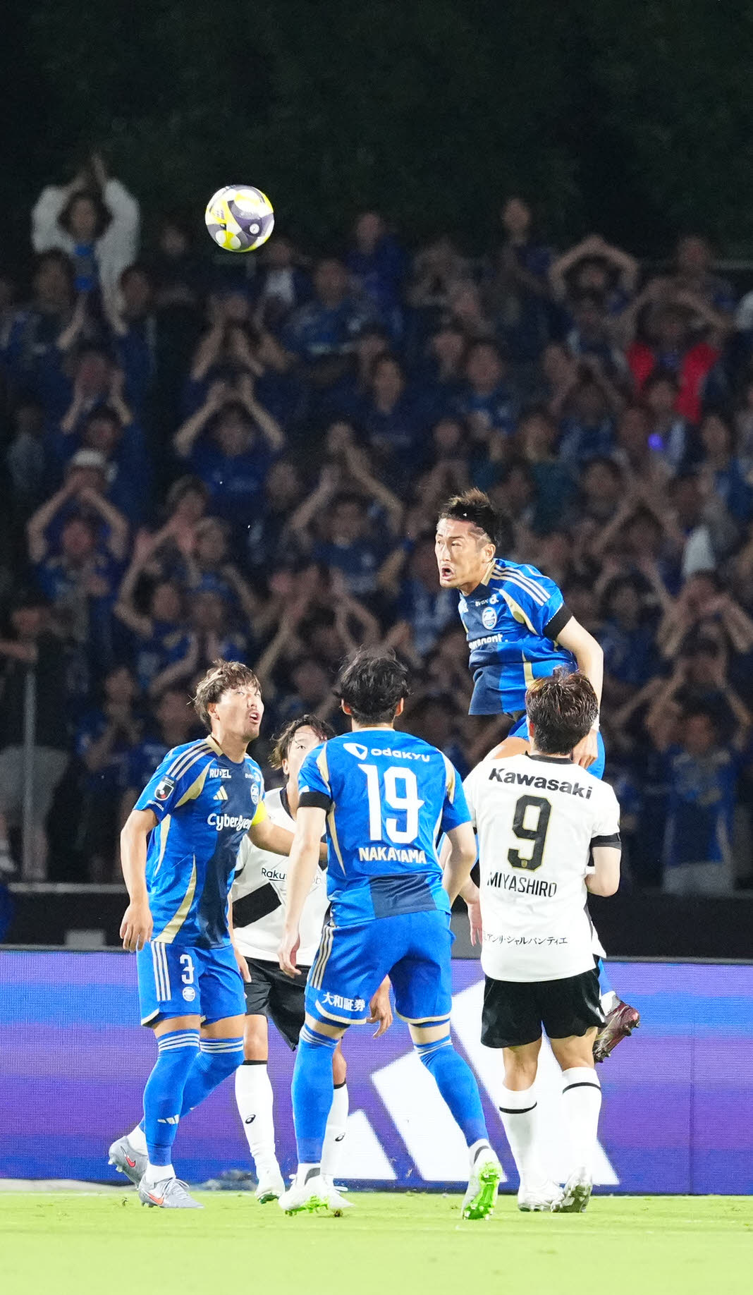 町田対神戸　前半、ヘディングでクリアする町田菊池（右上）（撮影・江口和貴）