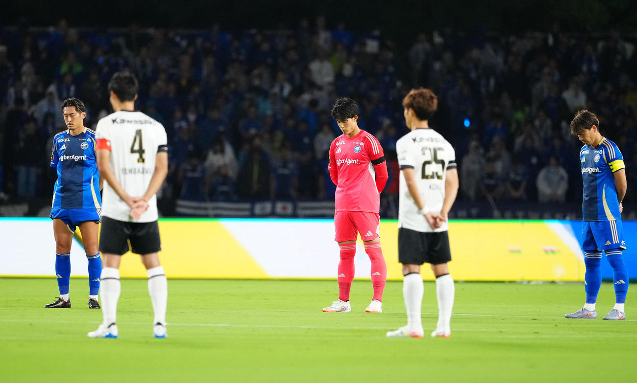 町田対神戸　試合前、釜本氏への哀悼の意を表し、黙とうをささげる町田菊池（左端）ら（撮影・江口和貴）