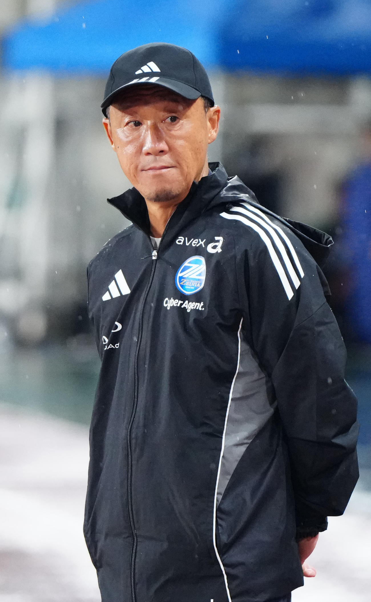 町田対神戸　試合前、ベンチ前に立つ町田黒田監督（撮影・江口和貴）