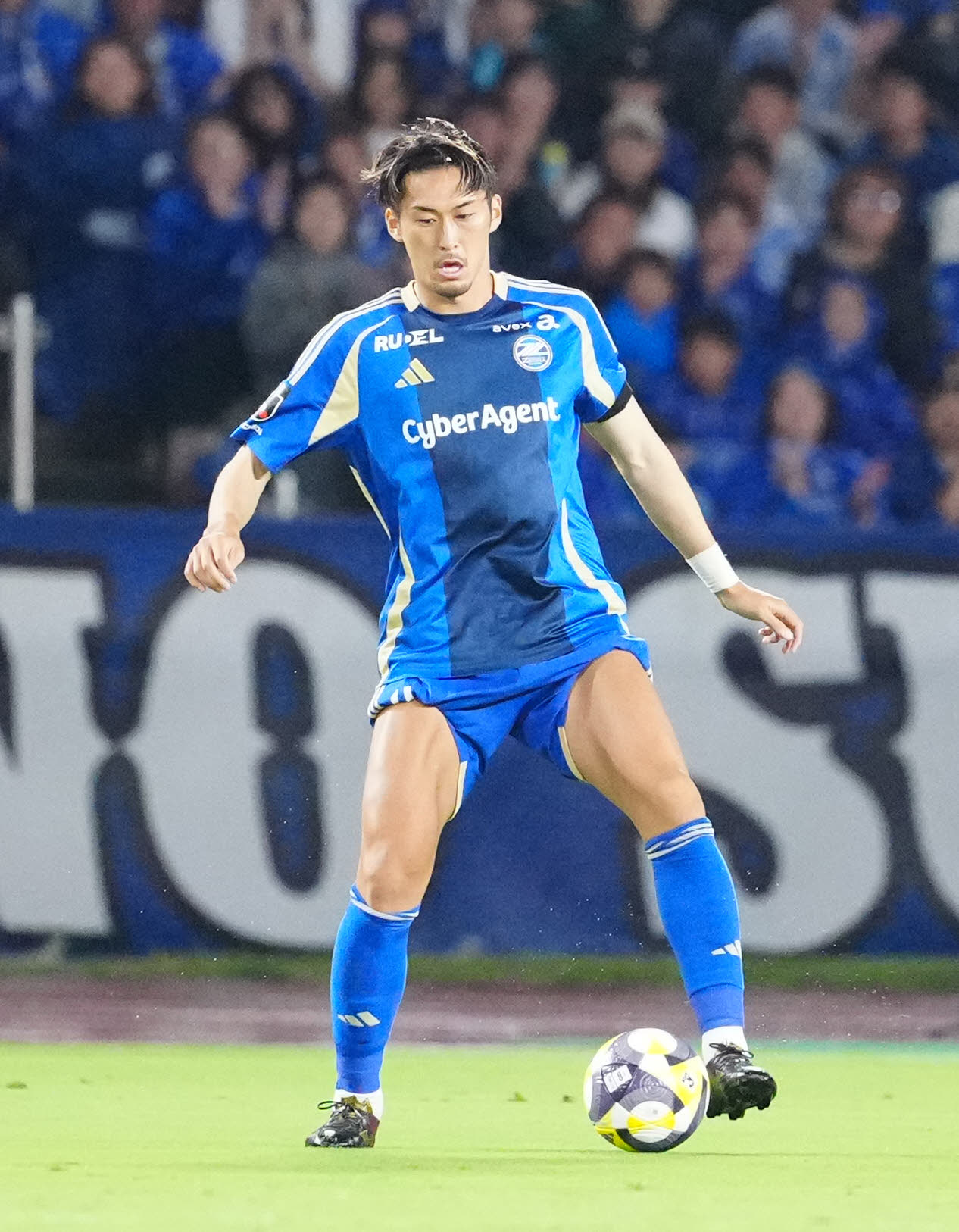 町田対神戸　前半、ボールをキープする町田菊池（撮影・江口和貴）