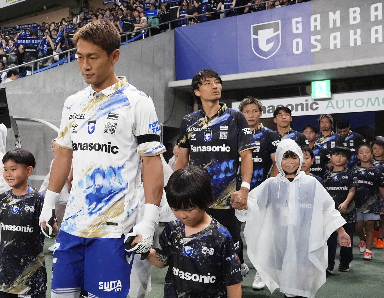釜本邦茂さんの死去を受け、腕に喪章を着けて試合に臨むG大阪の選手（共同）
