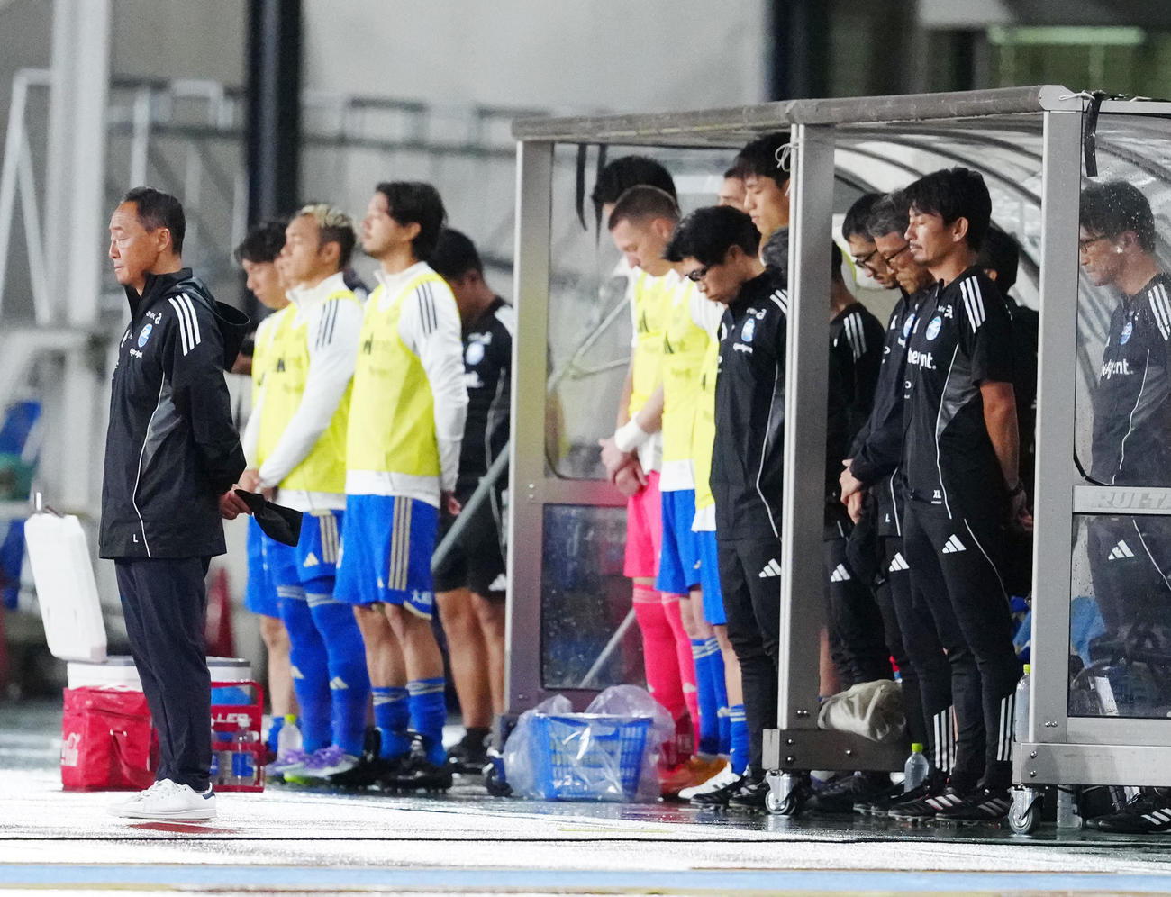 町田対神戸　試合前、釜本氏への哀悼の意を表し、黙とうをささげる町田黒田監督（左端）ら（撮影・江口和貴）