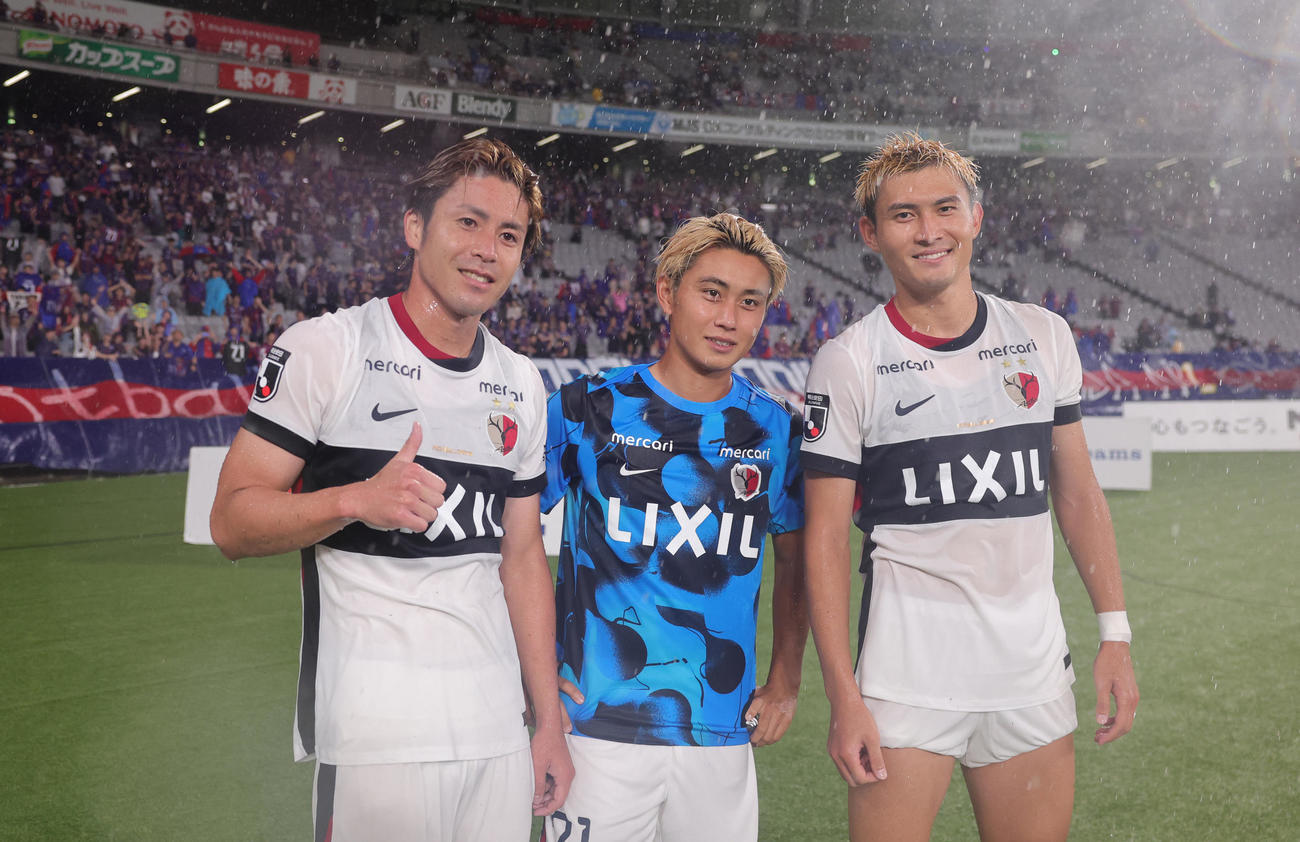 東京対鹿島　左から鹿島小川、荒木、田川は、試合後に古巣東京サポーターにあいさつした後に記念撮影（撮影・野上伸悟）
