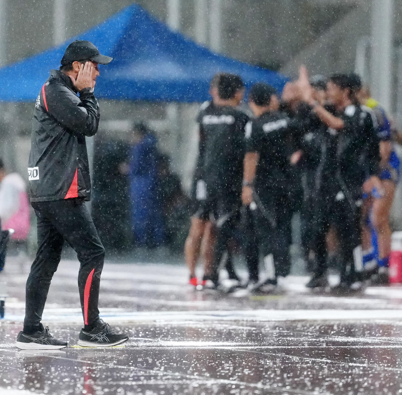 町田対神戸　試合終了のホイッスルを聞き、厳しい表情を見せる神戸吉田監督（撮影・江口和貴）