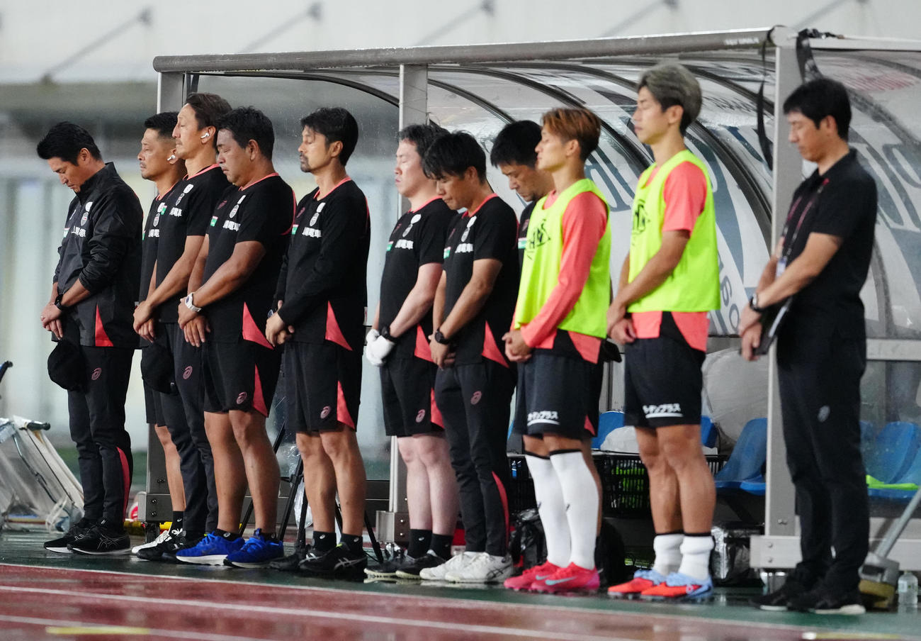 町田対神戸　試合前、釜本氏への哀悼の意を表し、黙とうをささげる神戸吉田監督（左端）ら（撮影・江口和貴）