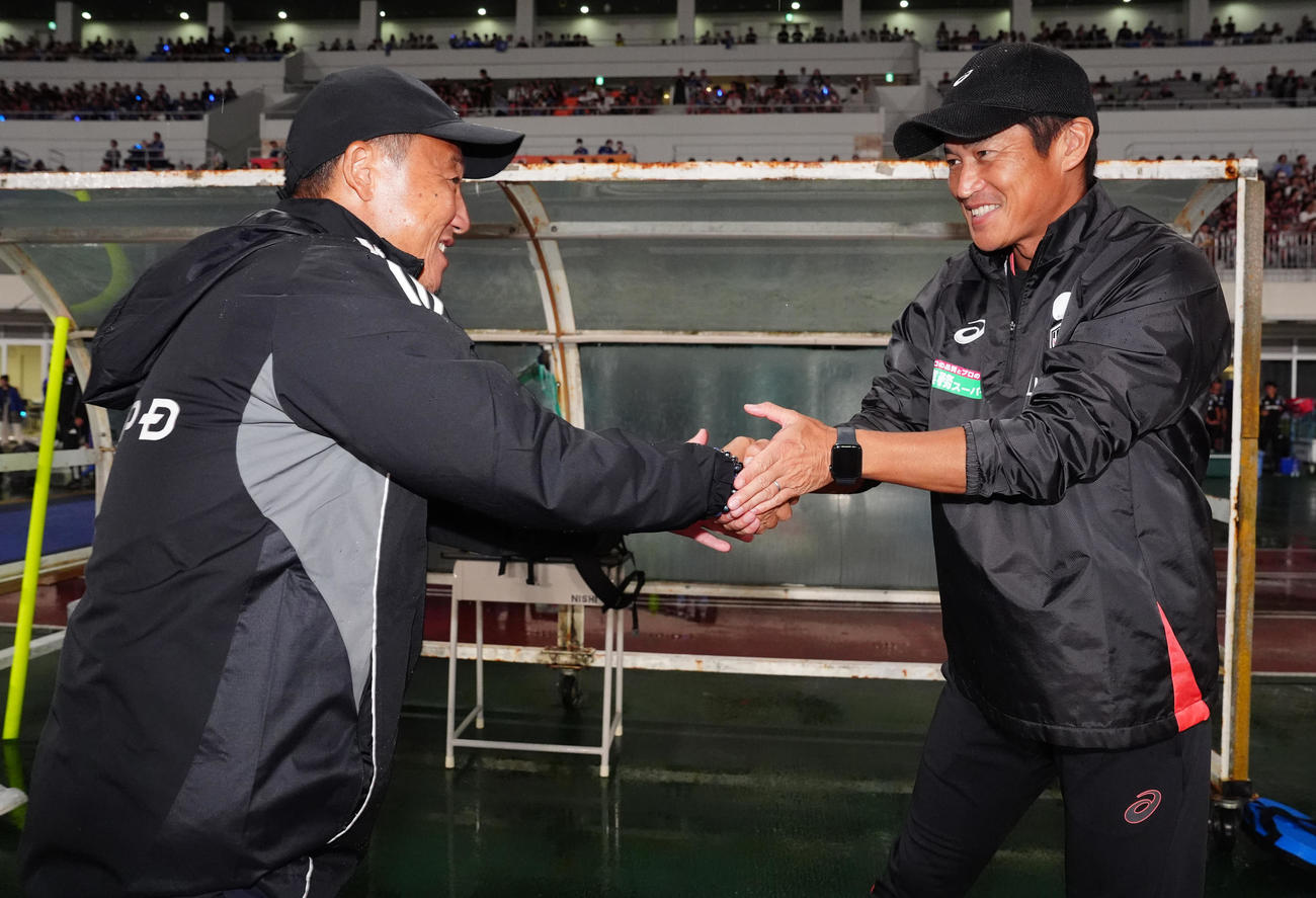 町田対神戸　試合前、握手を交わす町田黒田監督（左）と神戸吉田監督（撮影・江口和貴）