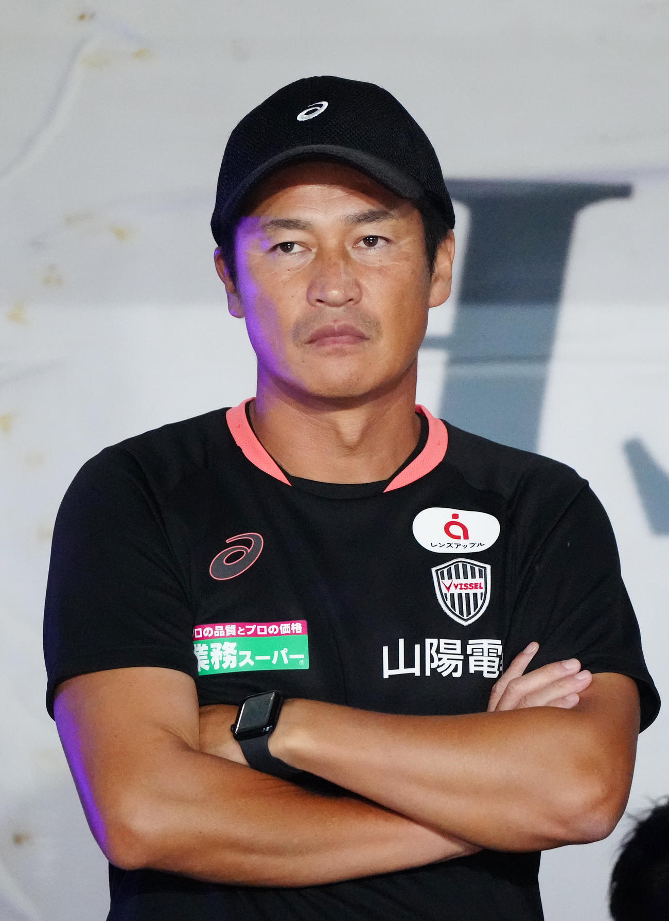 町田対神戸　試合前、ベンチ前に立つ神戸吉田監督（撮影・江口和貴）