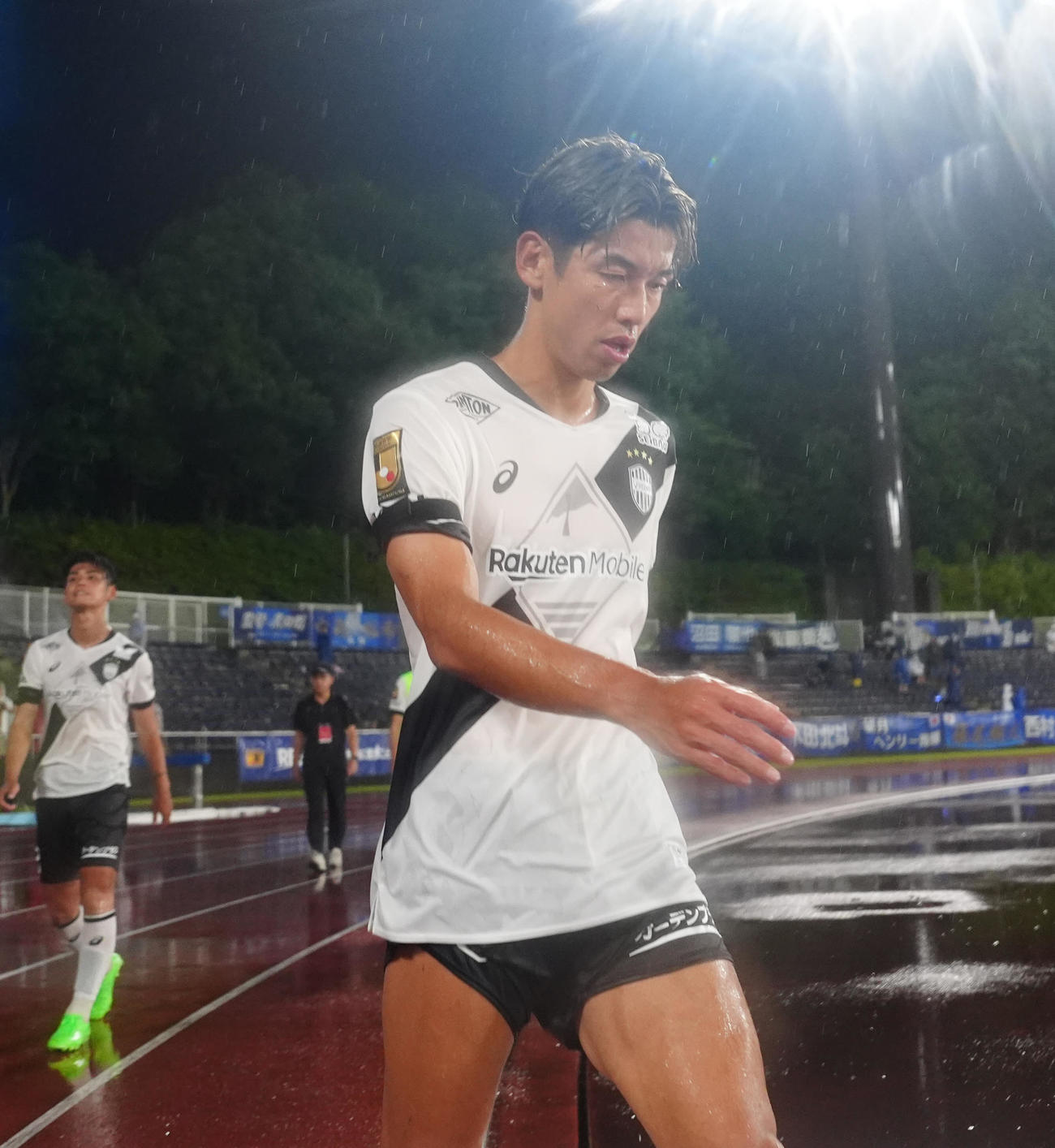 町田対神戸　試合後、サポーターへあいさつし引き揚げる神戸大迫（撮影・江口和貴）