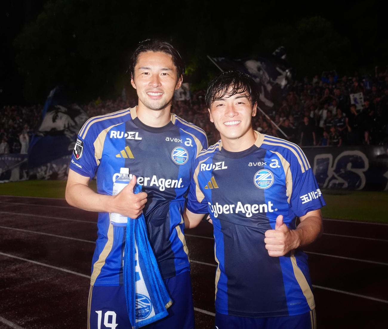 町田対神戸　試合後、写真に納まる町田中山（左）と相馬（撮影・江口和貴）