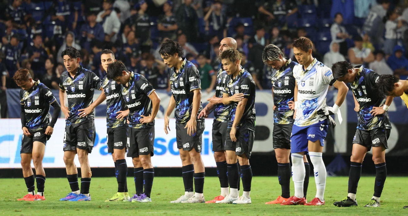 G大阪対岡山　岡山に完敗を喫し、釜本邦茂さんに勝利を捧げられなかったG大阪イレブンはサポーターにおじぎ（撮影・西尾就之）