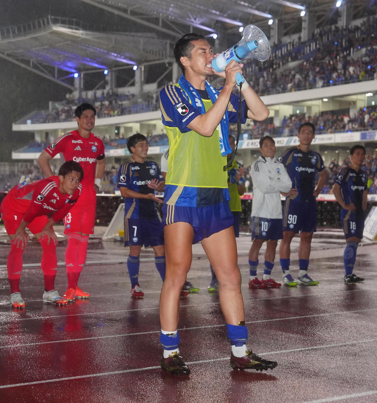 町田対神戸　試合後、サポーターにあいさつする町田菊池（撮影・江口和貴）