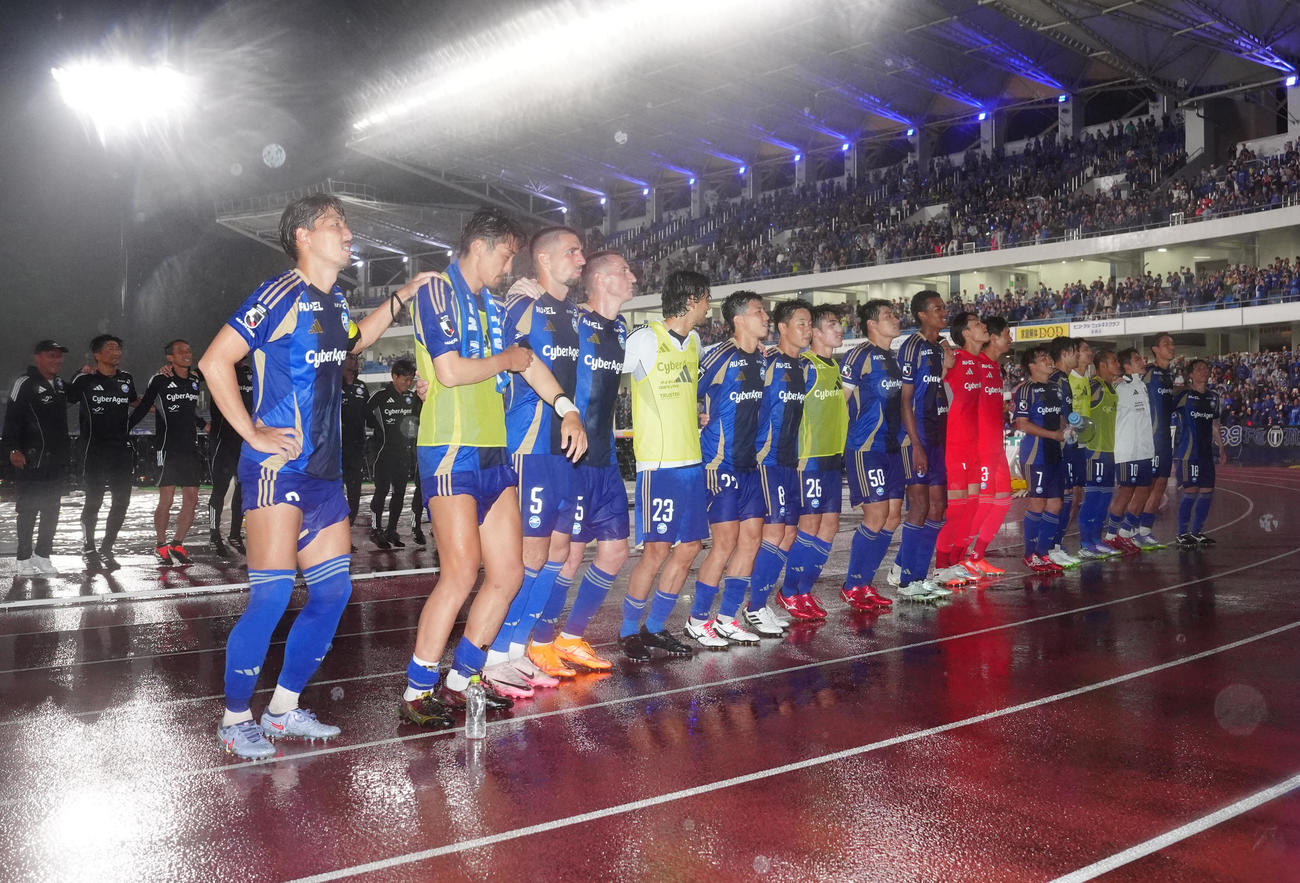 町田対神戸　試合後、サポーターと勝利を喜ぶ町田の選手たち（撮影・江口和貴）