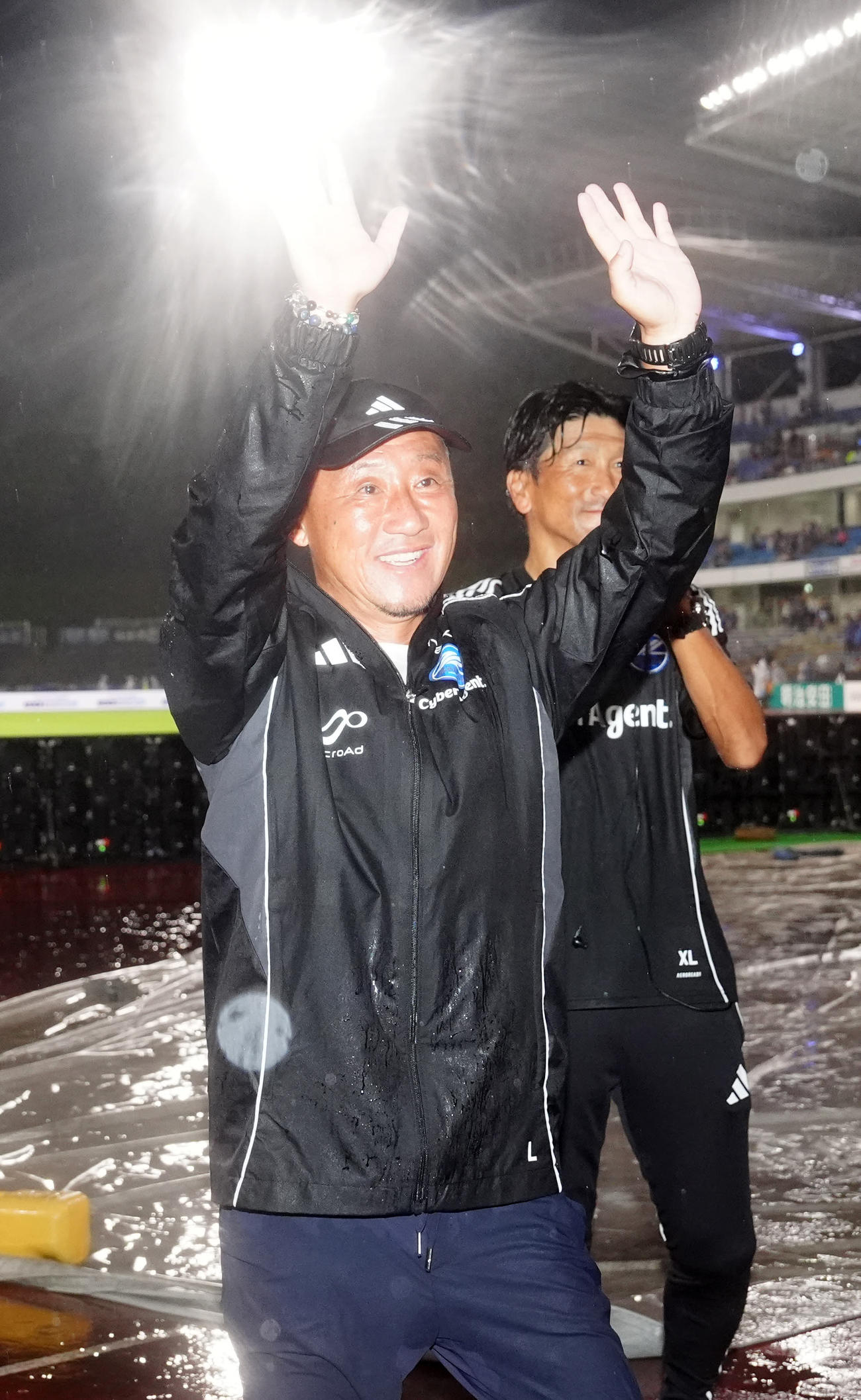 町田対神戸　試合後、サポーターの声援に応える町田黒田監督（撮影・江口和貴）