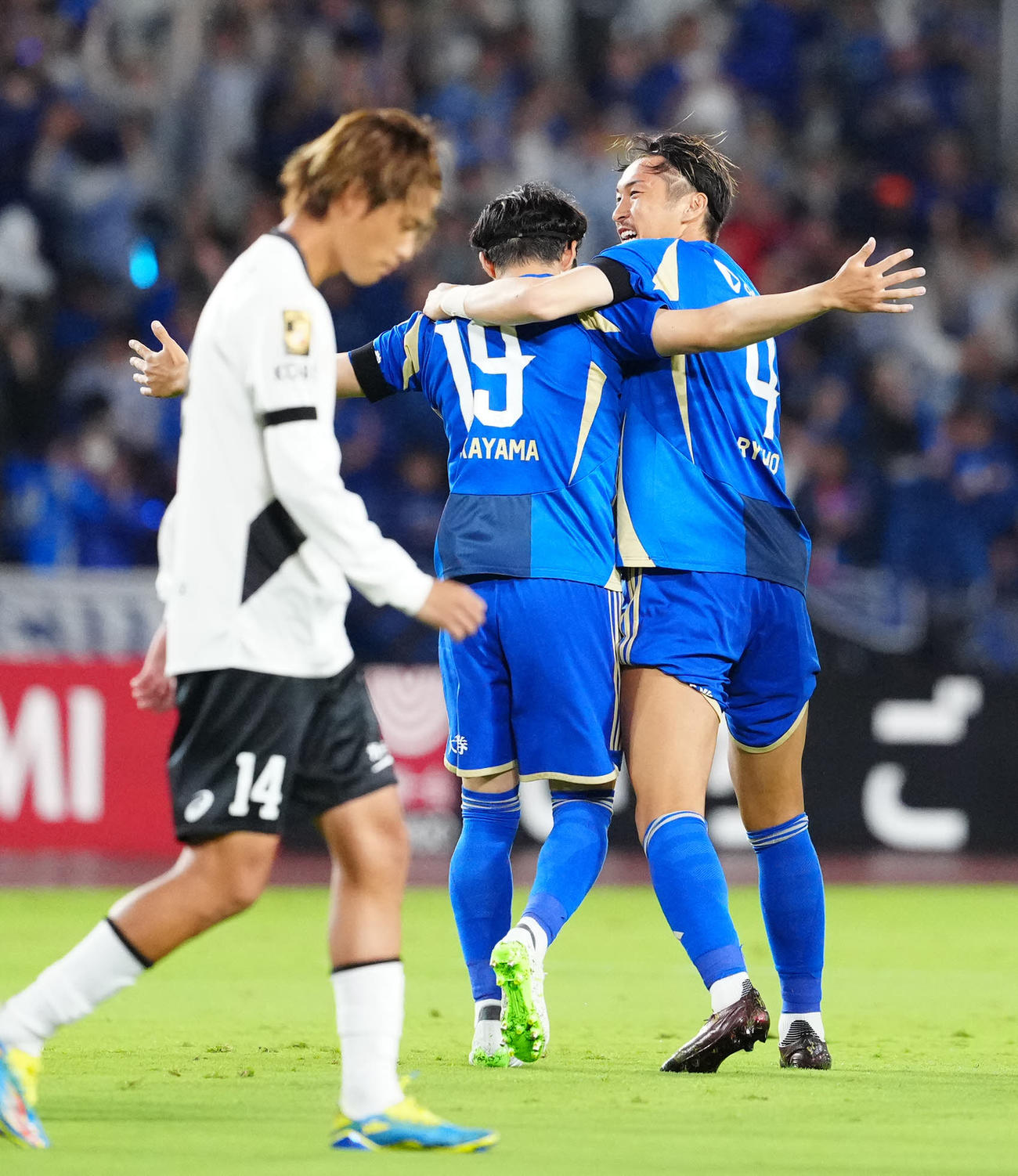 町田対神戸　前半、先制ゴールを決めた町田中山を祝福する菊池（右）（撮影・江口和貴）
