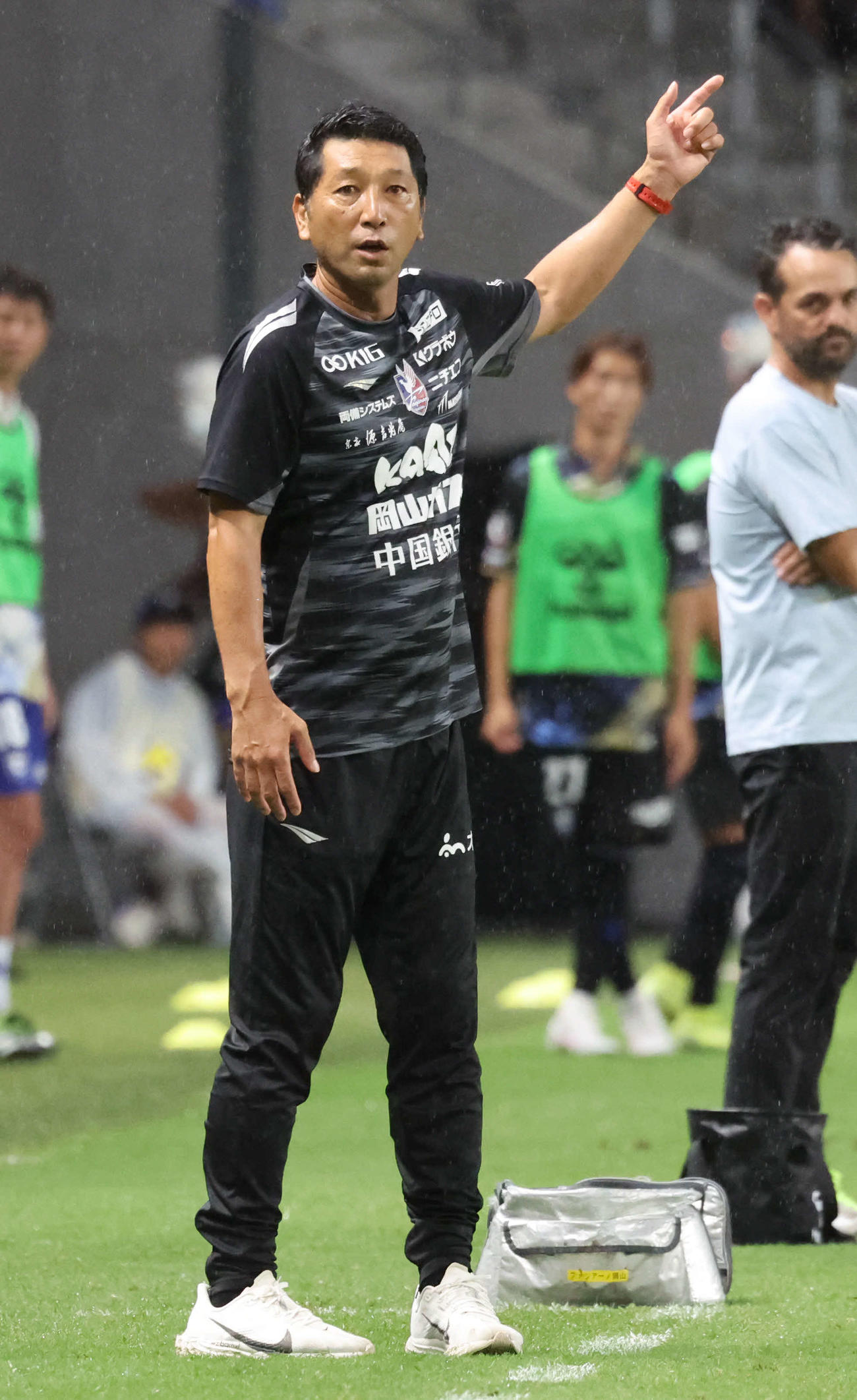 G大阪対岡山　後半、指示を出す岡山木山監督（撮影・西尾就之）