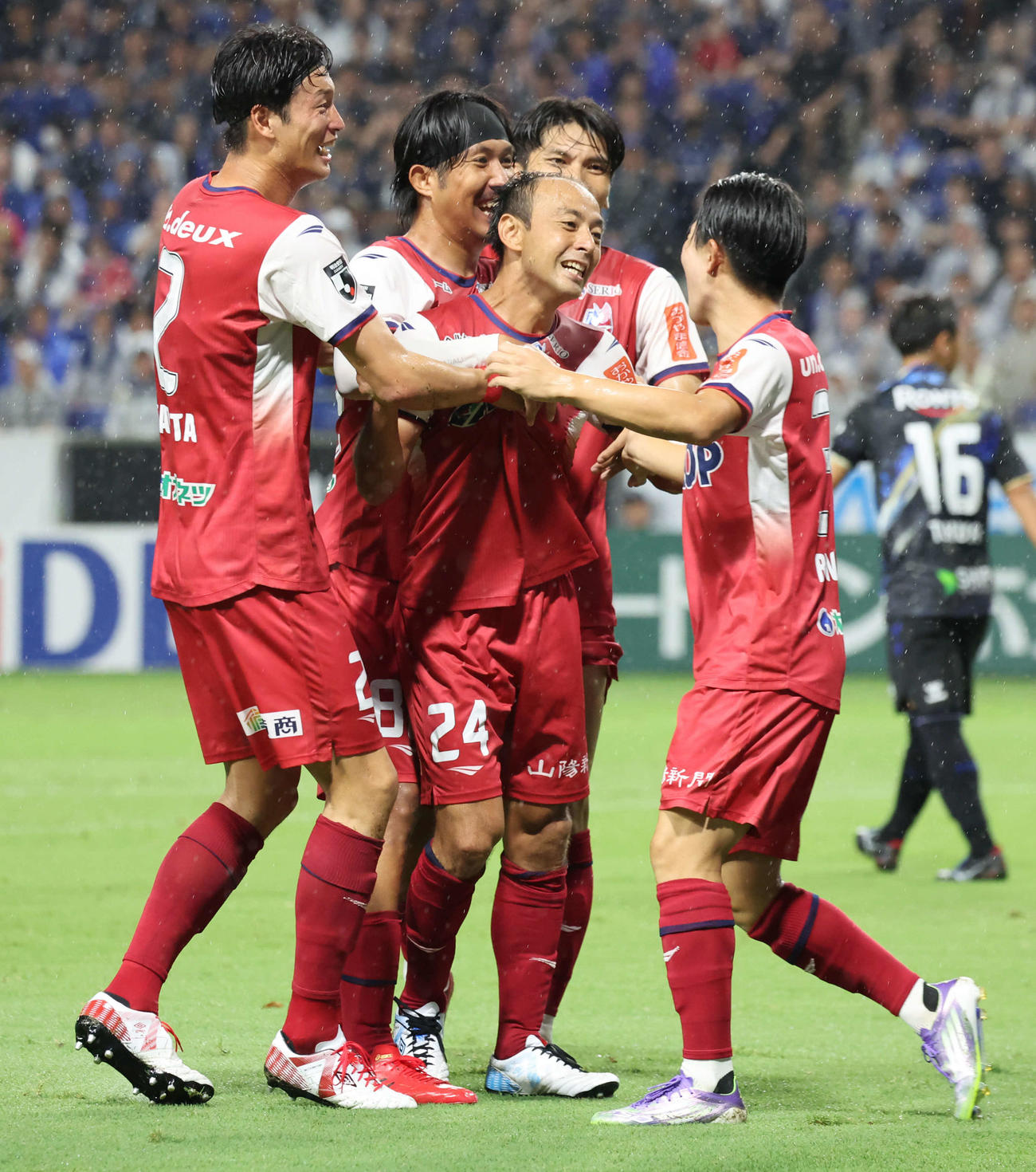G大阪対岡山　前半、先制点を決めた藤田（右から2人目）を中心に喜びの和を作る岡山イレブン（撮影・西尾就之）