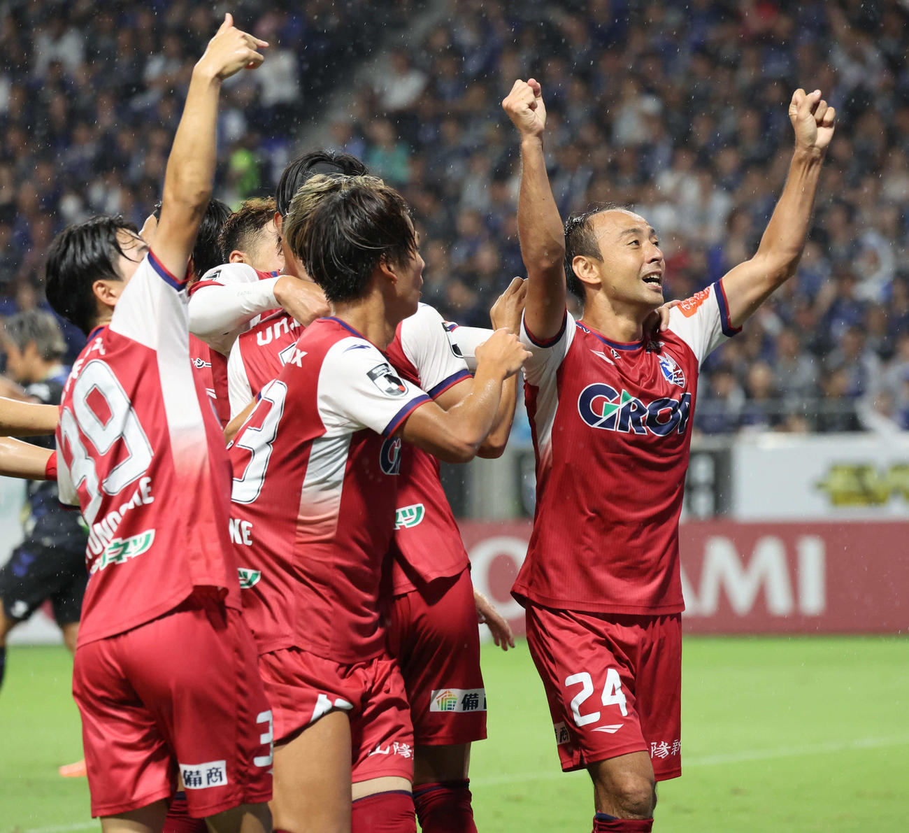 G大阪対岡山　前半、先制点を決めた藤田（右）はサポーターに向かってガッツポーズ（撮影・西尾就之）