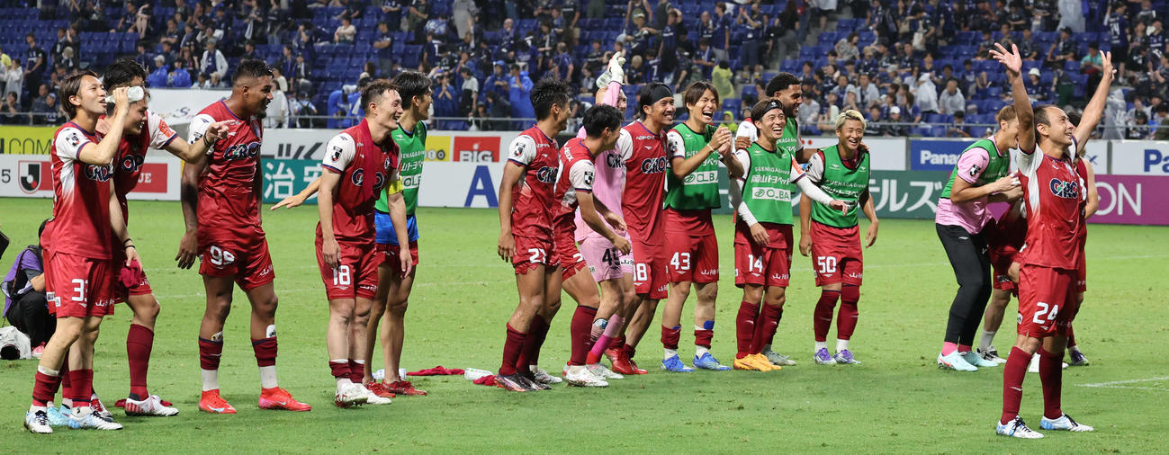 G大阪対岡山　G大阪に快勝した岡山イレブンは藤田（右）を筆頭にサポーターに歓喜の報告（撮影・西尾就之）