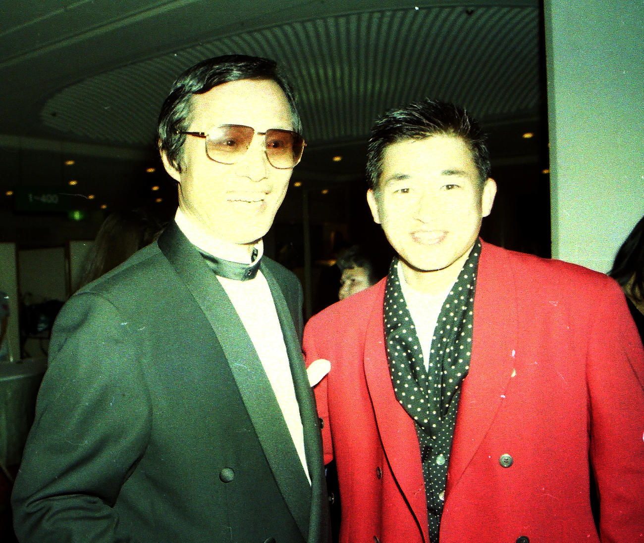 Jリーグアウォーズ　初代年間最優秀選手賞（MVP）に輝いたカズ（三浦知良・右）はG大阪の釜本邦茂監督と笑顔で記念撮影（1994年1撮影）