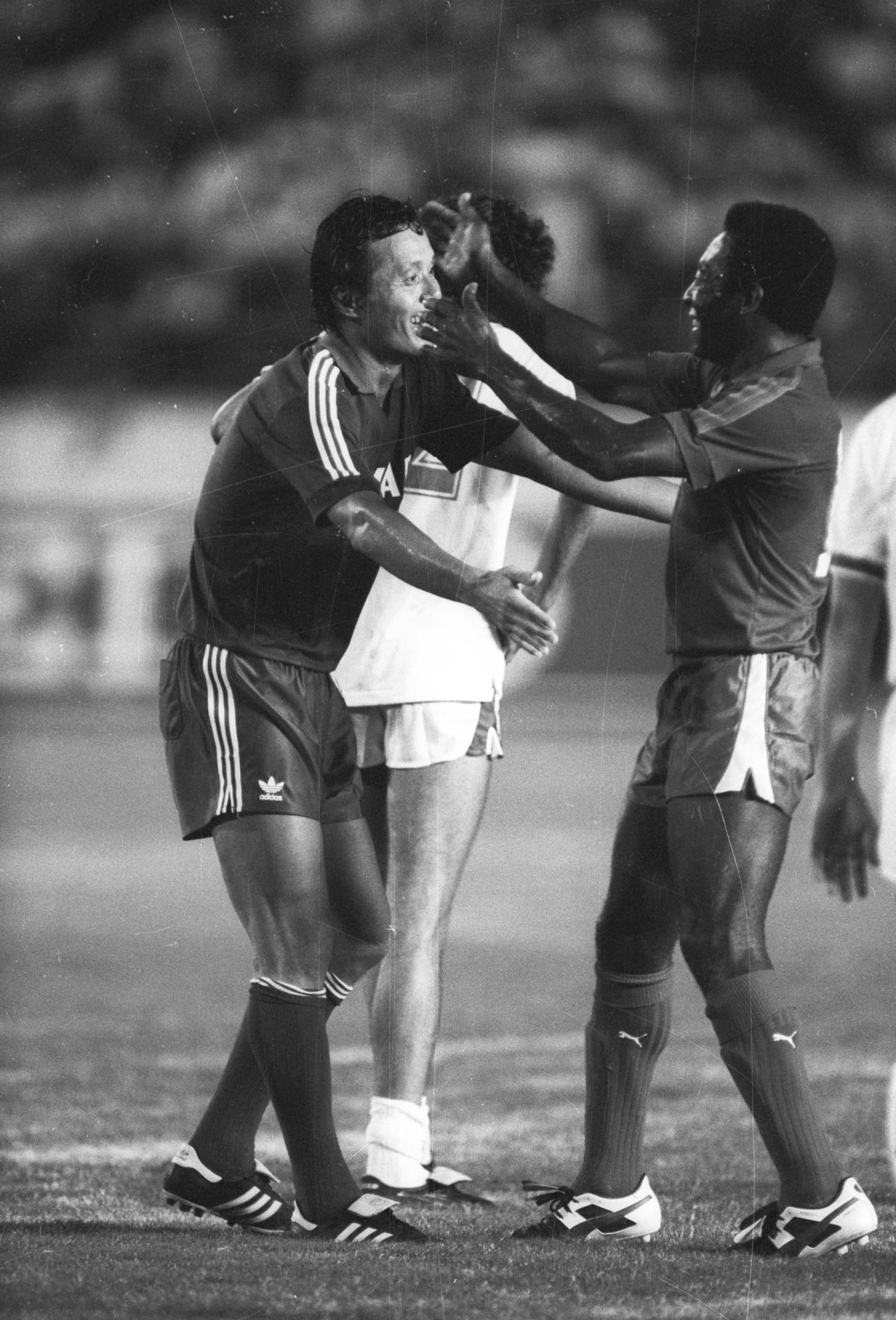 釜本邦茂引退記念試合　ヤンマー3－2日本リーグ選抜　友情参加した神様ペレ（右）と抱き合う釜本邦茂（左）＝1984年8月25日