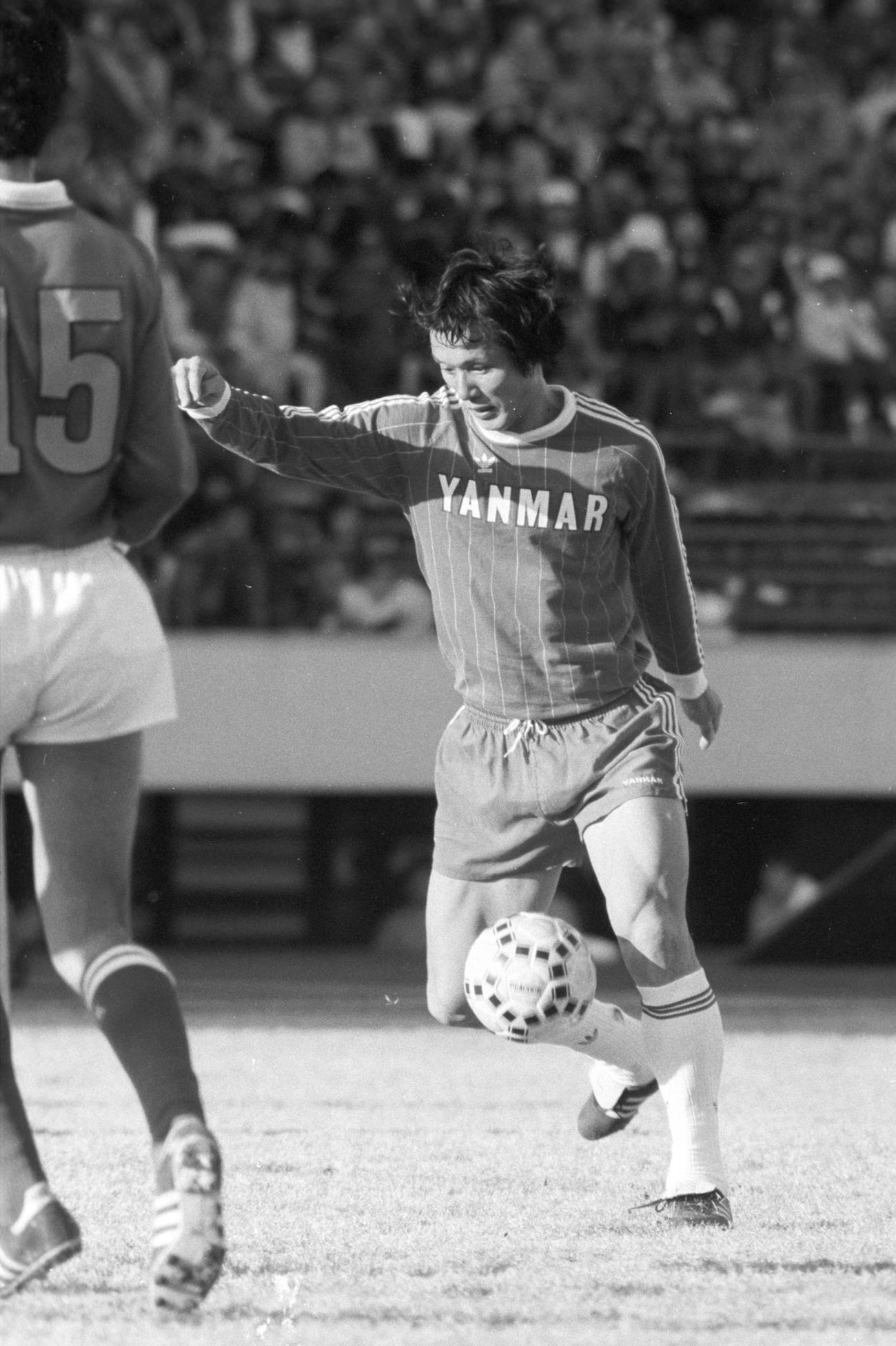 84年1月、ドリブルするヤンマー・釜本
