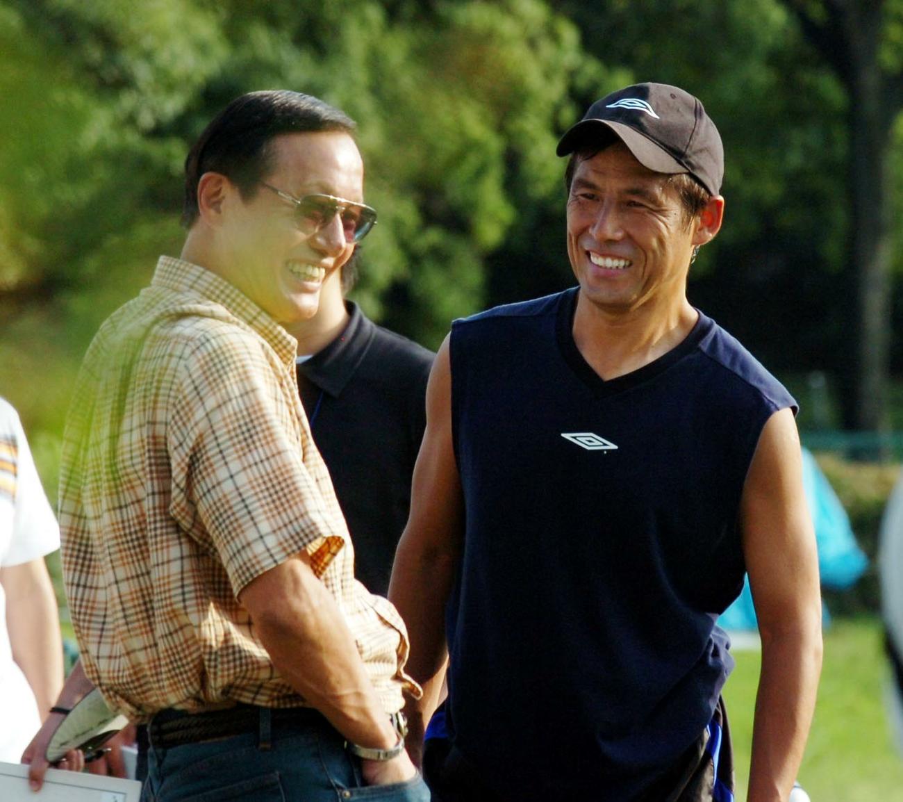 06年8月、練習後のG大阪の西野監督（右）と談笑する釜本邦茂氏