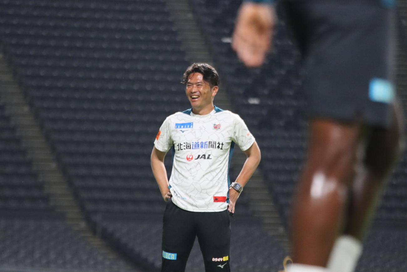 山口戦前日練習前に参加する札幌岩政大樹監督（撮影・保坂果那）