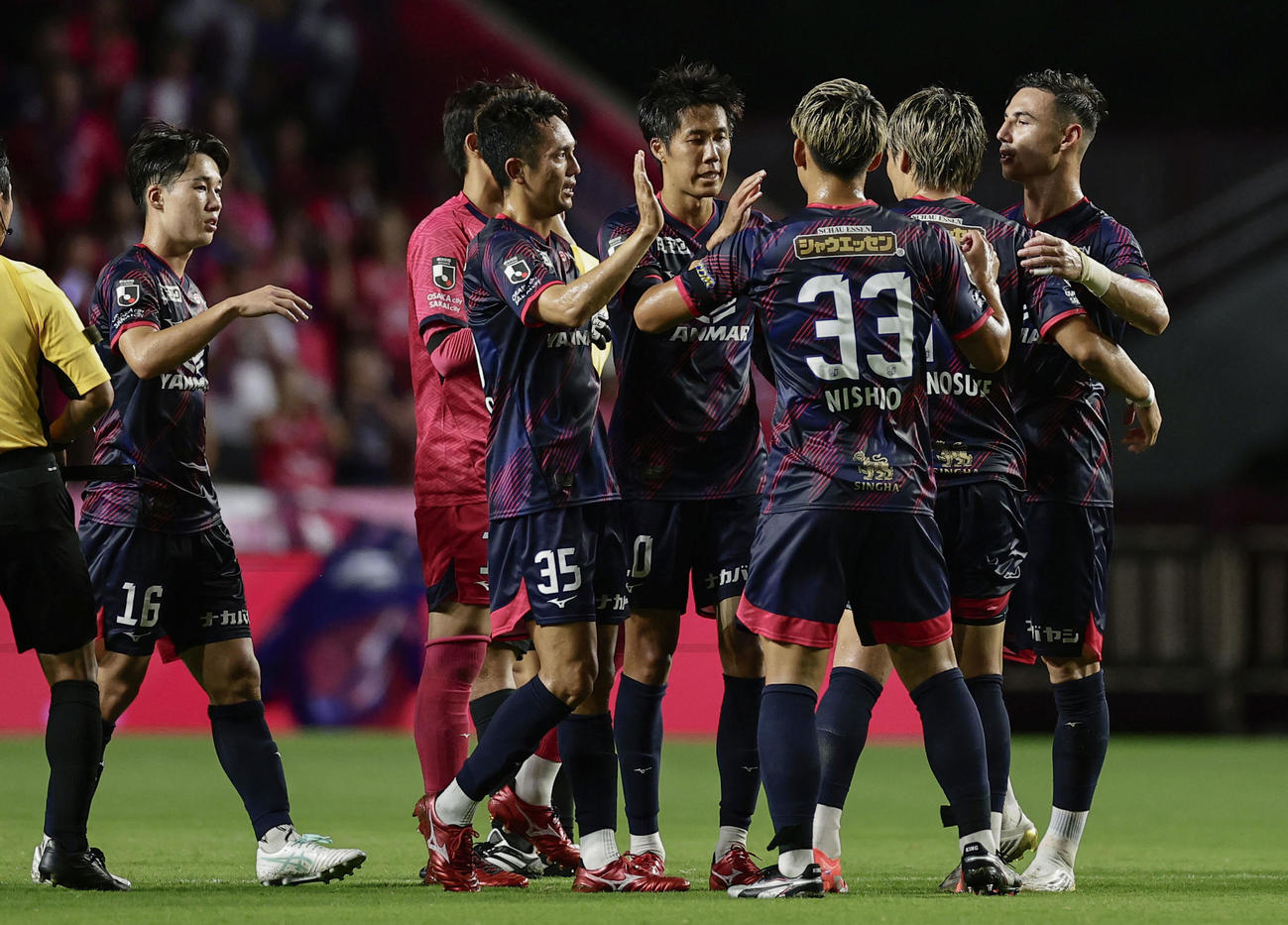 新潟に勝利し、喜ぶC大阪イレブン(共同)