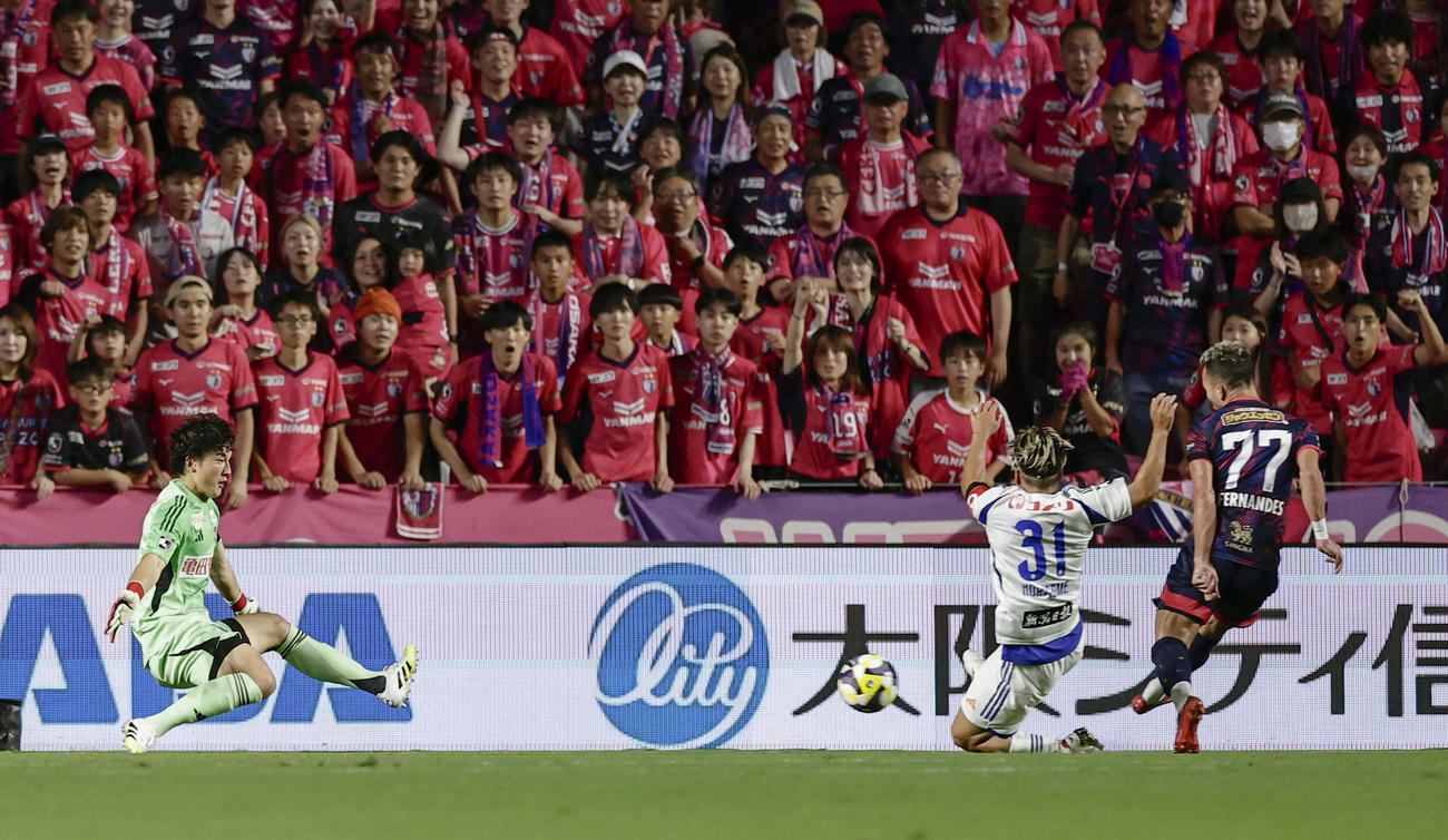 C大阪－新潟　後半、ゴールを決めるC大阪ルーカスフェルナンデス（右）(共同)