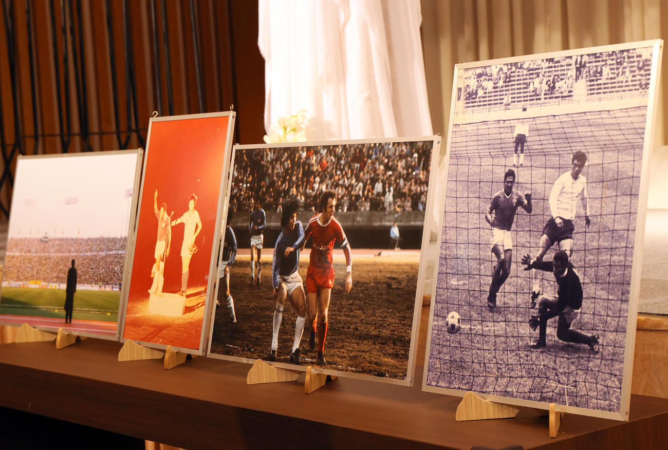 通夜の会場に展示された写真（撮影・上山淳一）