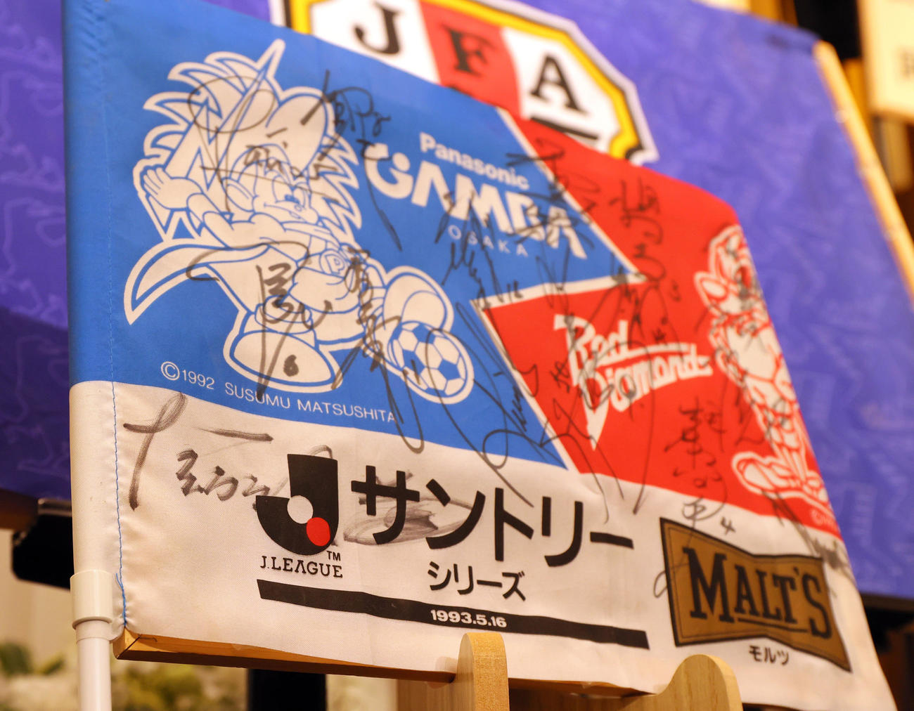 通夜の会場に飾られた展示品（撮影・上山淳一）