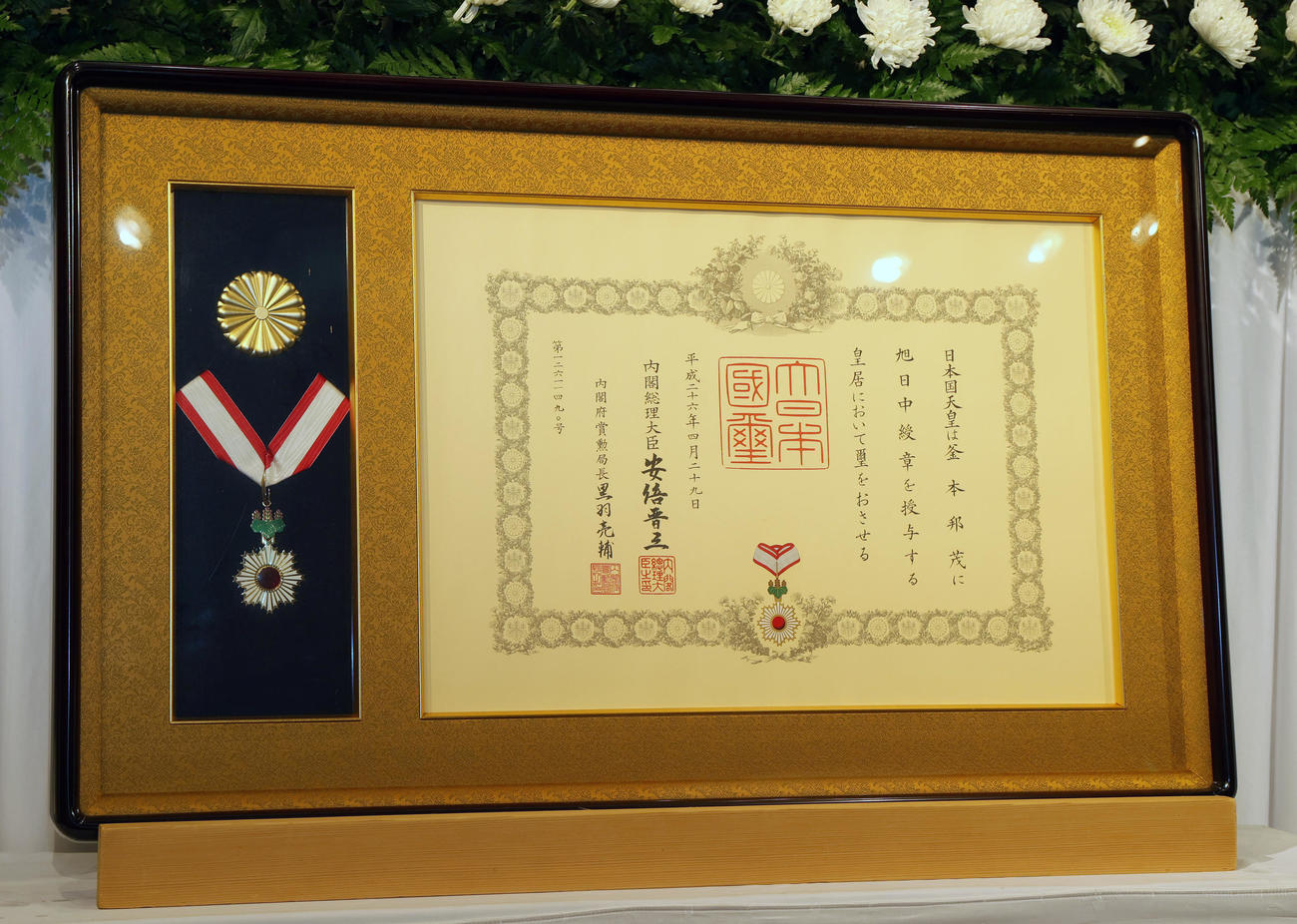 通夜の会場に飾られた展示品（撮影・上山淳一）