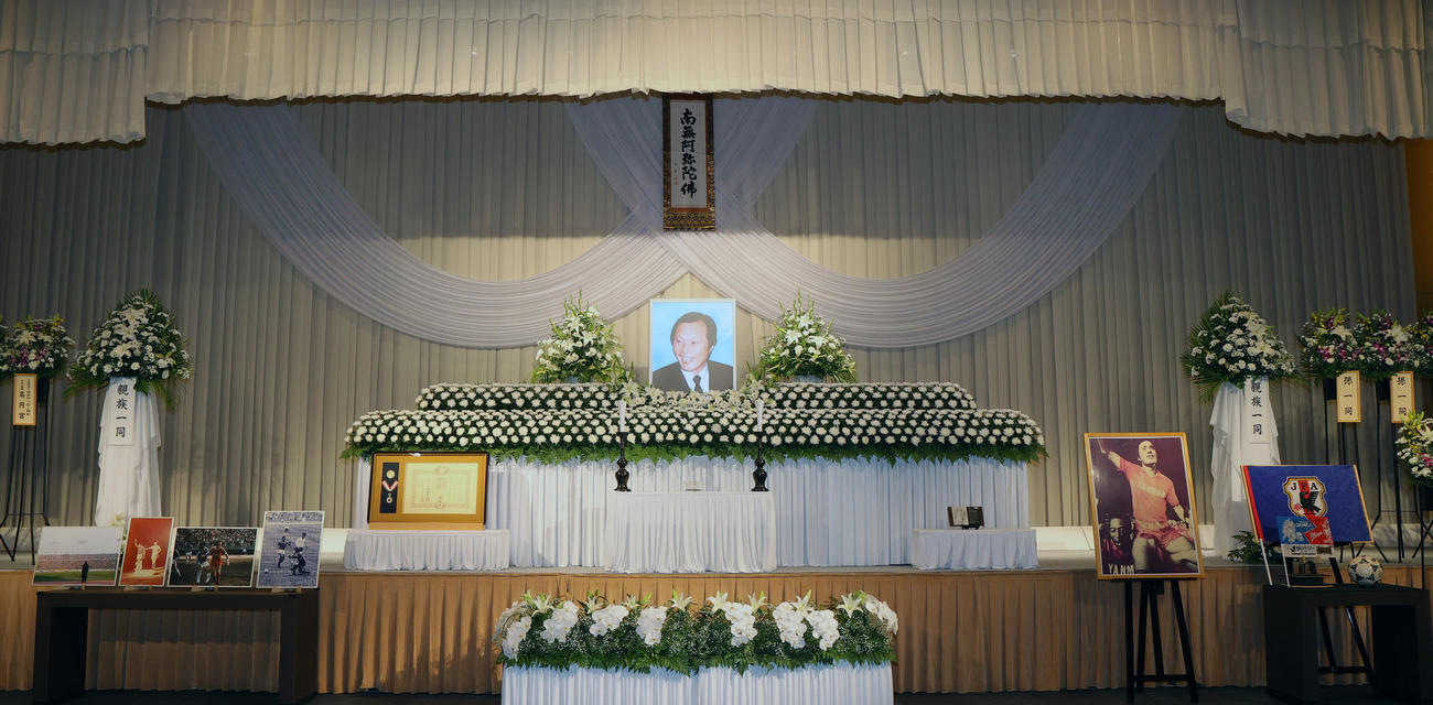 釜本邦茂さんの祭壇（撮影・上山淳一）
