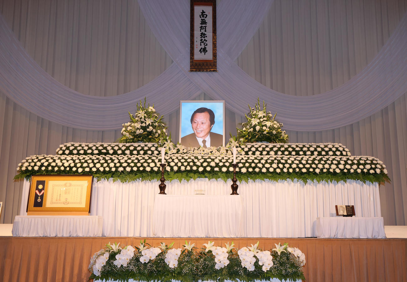 釜本邦茂さんの祭壇（撮影・上山淳一）