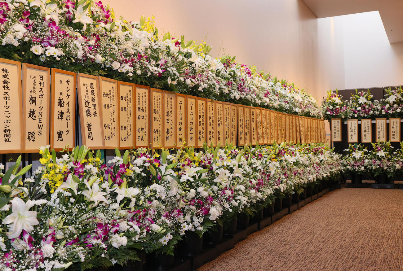 釜本邦茂さんの通夜に幅広い関係者からの供花（撮影・上山淳一）