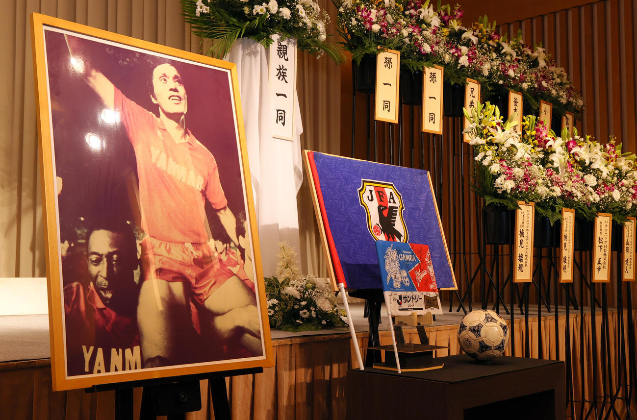 通夜の会場に飾られた展示品（撮影・上山淳一）