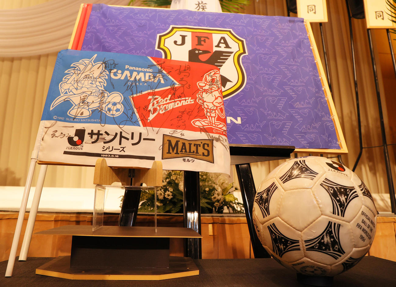 通夜の会場に飾られた展示品（撮影・上山淳一）
