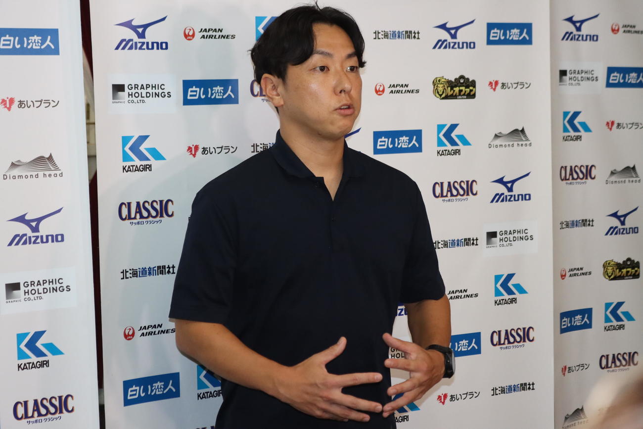 取材に対応する石水社長（撮影・保坂果那）