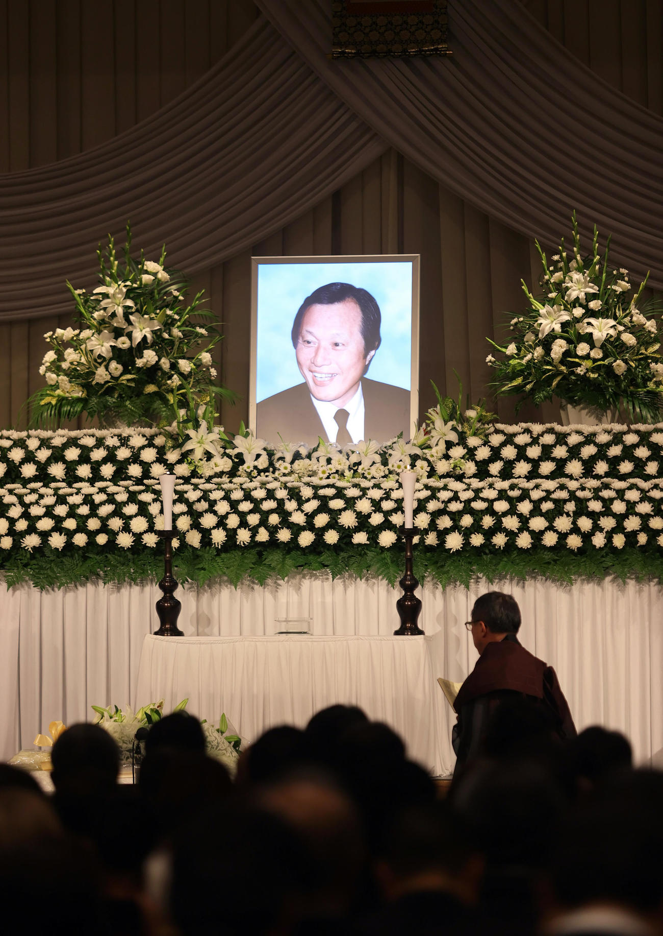 釜本邦茂さんの通夜が営まれ、多くの参列者が訪れた（撮影・上山淳一）