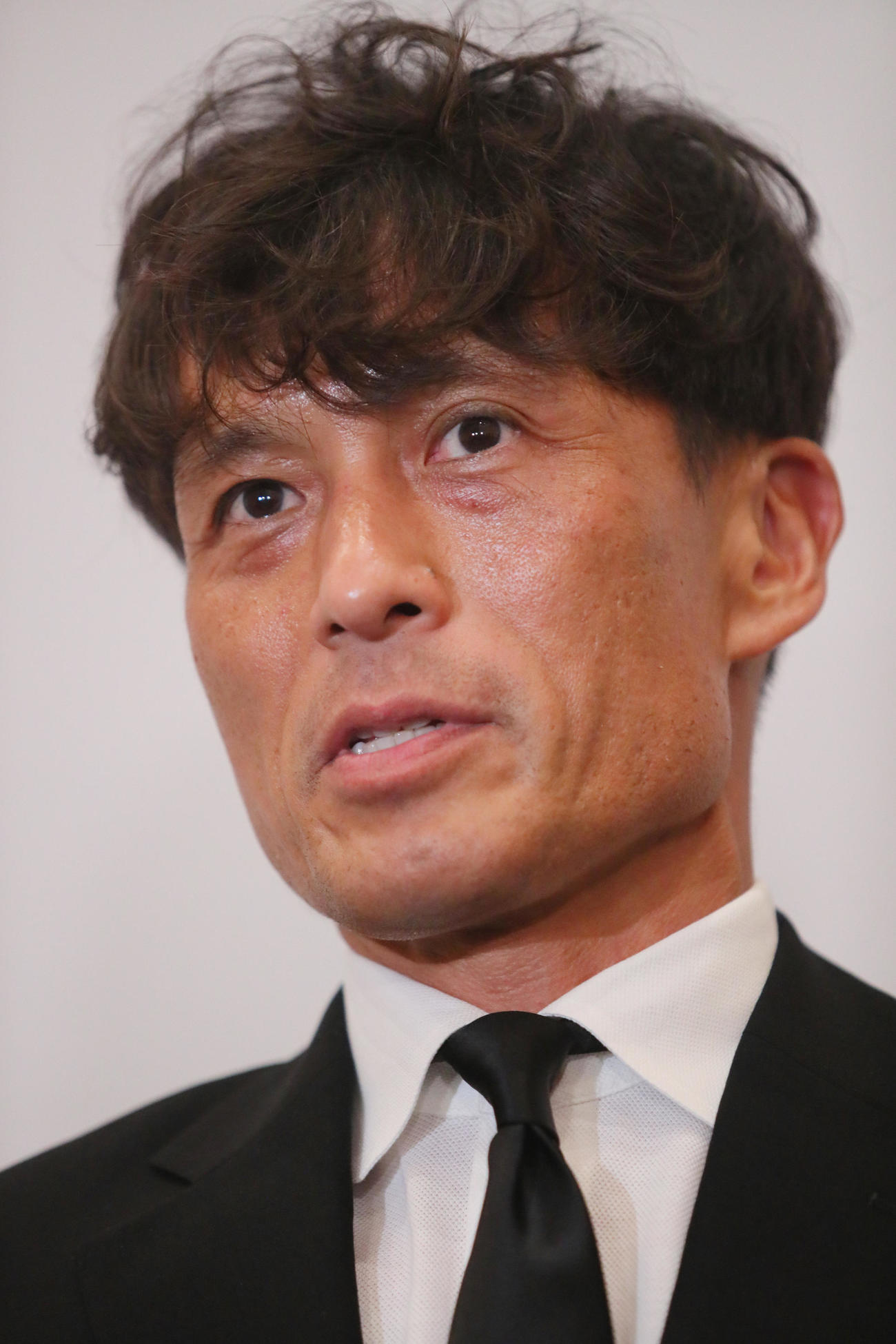 釜本邦茂さんの通夜に訪れ、取材に応じる日本サッカー協会の宮本会長（撮影・上山淳一）