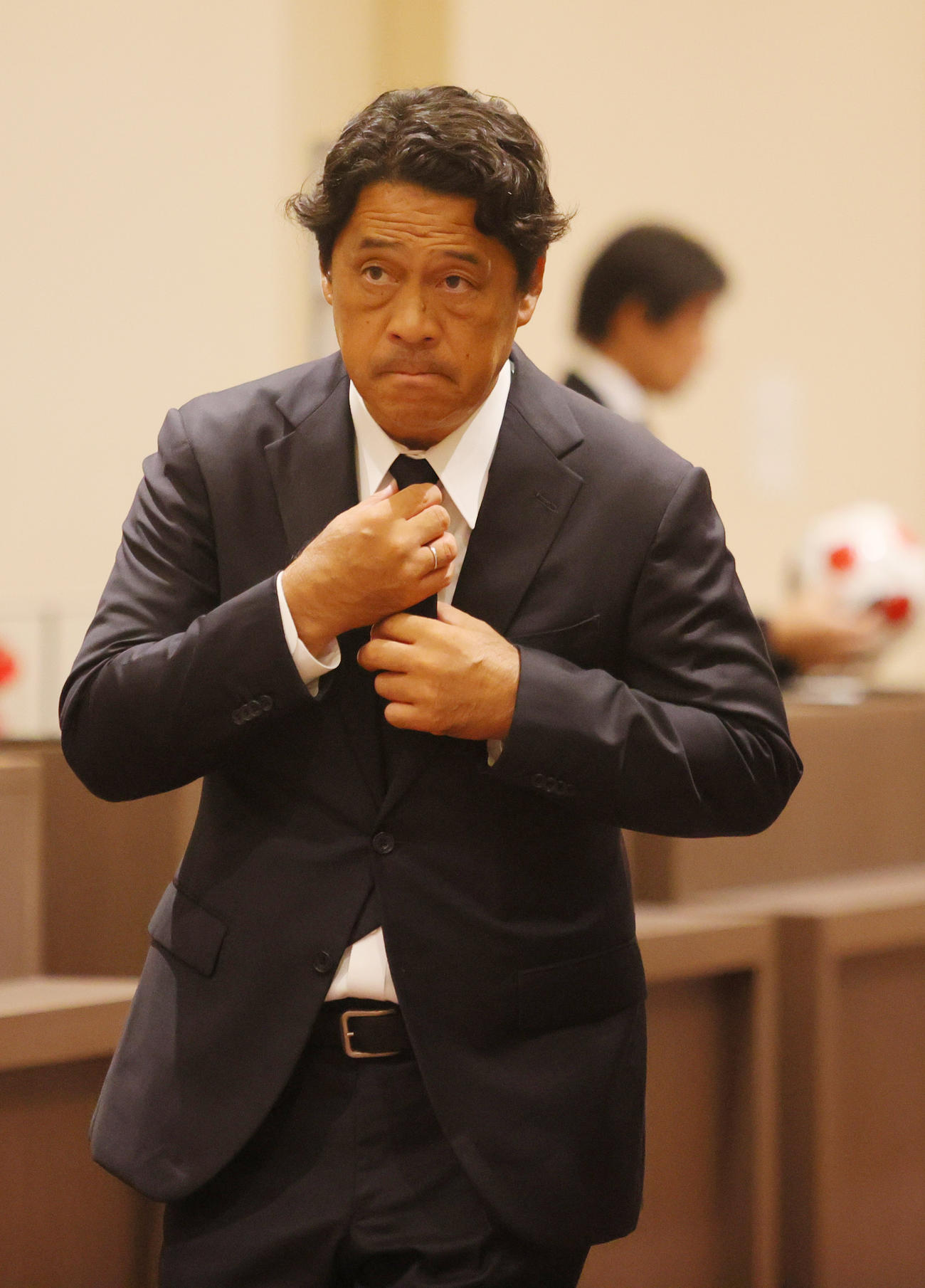 釜本邦茂さんの弔問に訪れた松波氏（撮影・上山淳一）