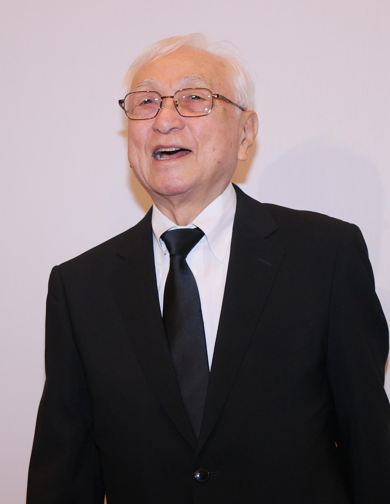 釜本邦茂さんの通夜に訪れ、取材に応じる元日本サッカー協会副会長の鬼武氏（撮影・上山淳一）