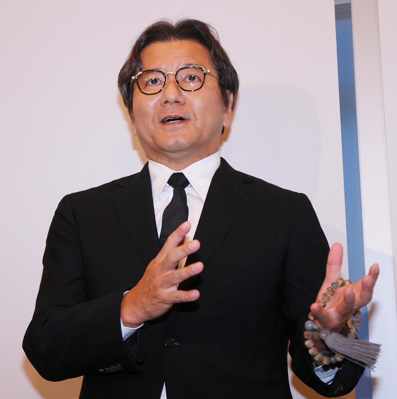 釜本邦茂さんの通夜に訪れ、取材に応じるJリーグ野々村チェアマン（撮影・上山淳一）