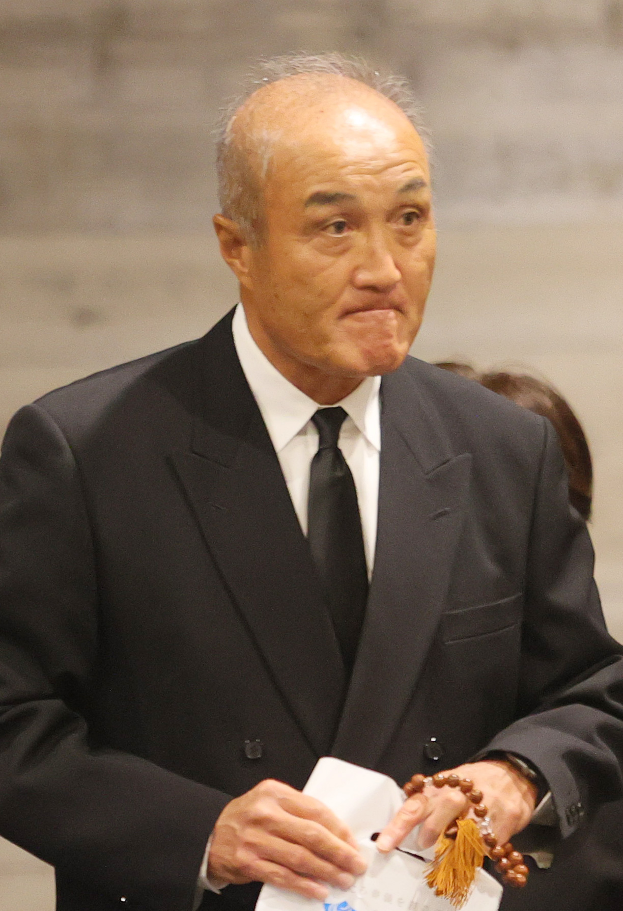 釜本邦茂さんの弔問に訪れた上野山氏（撮影・上山淳一）