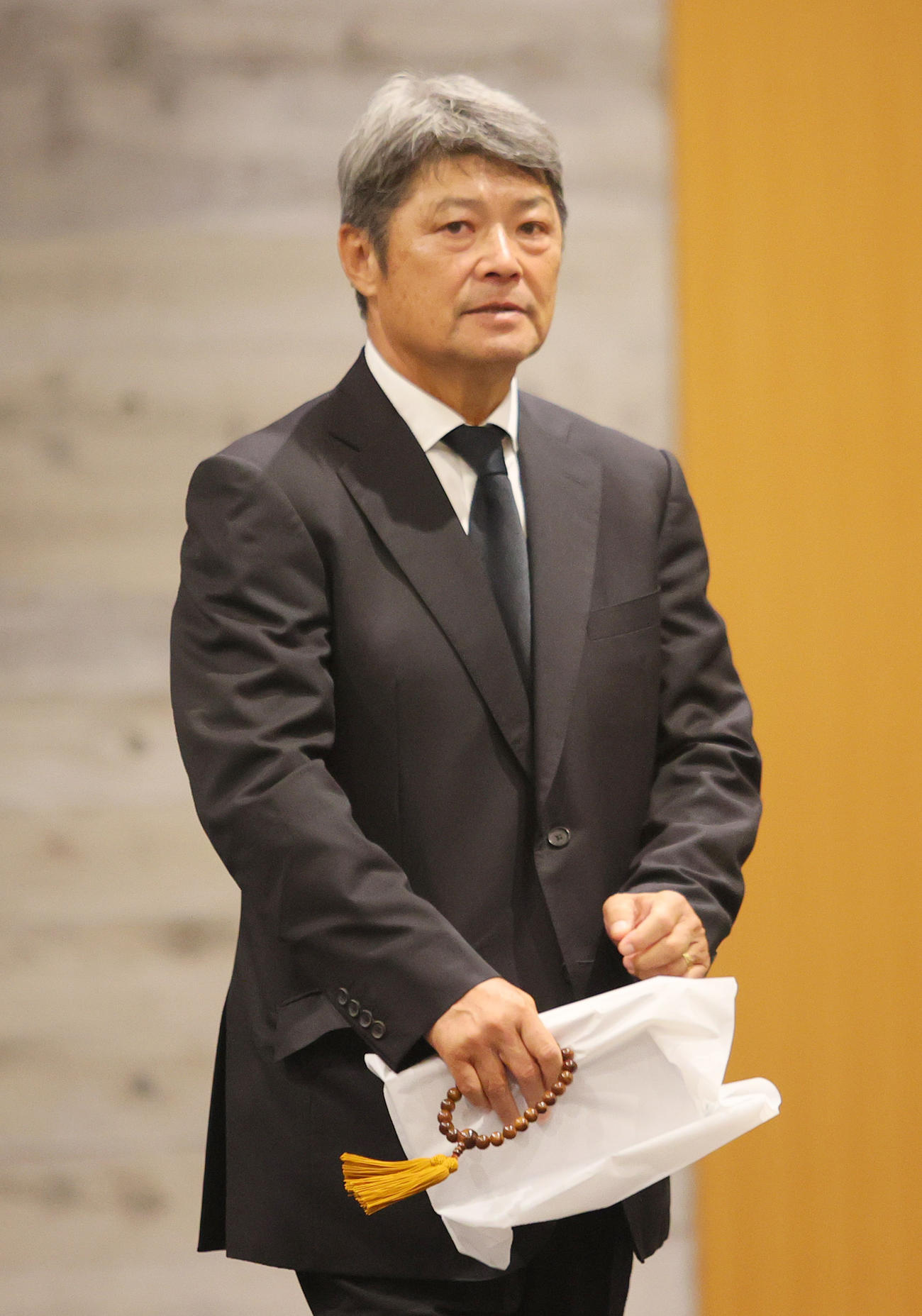釜本邦茂さんの弔問に訪れた西村氏（撮影・上山淳一）
