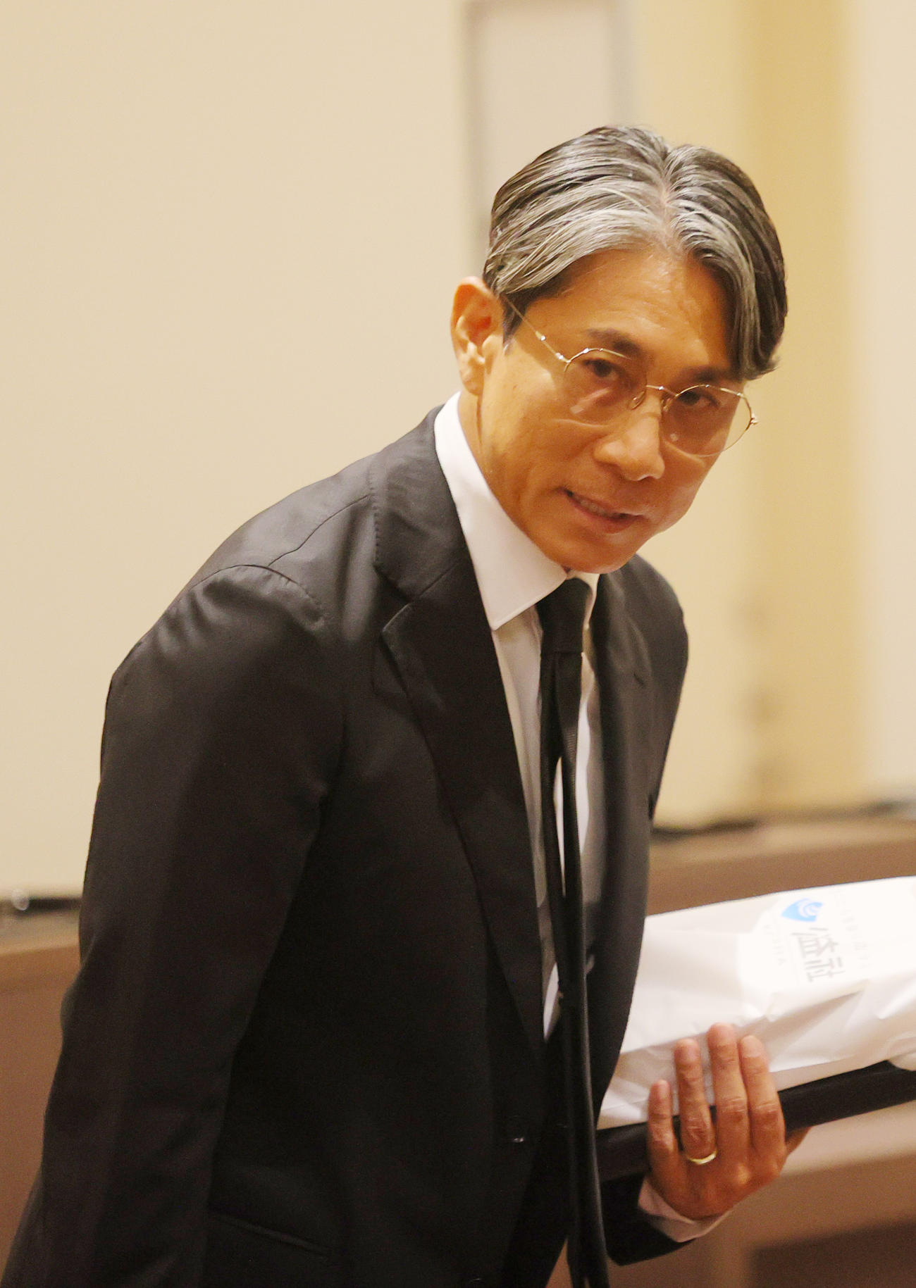 釜本邦茂さんの弔問に訪れた前園氏（撮影・上山淳一）